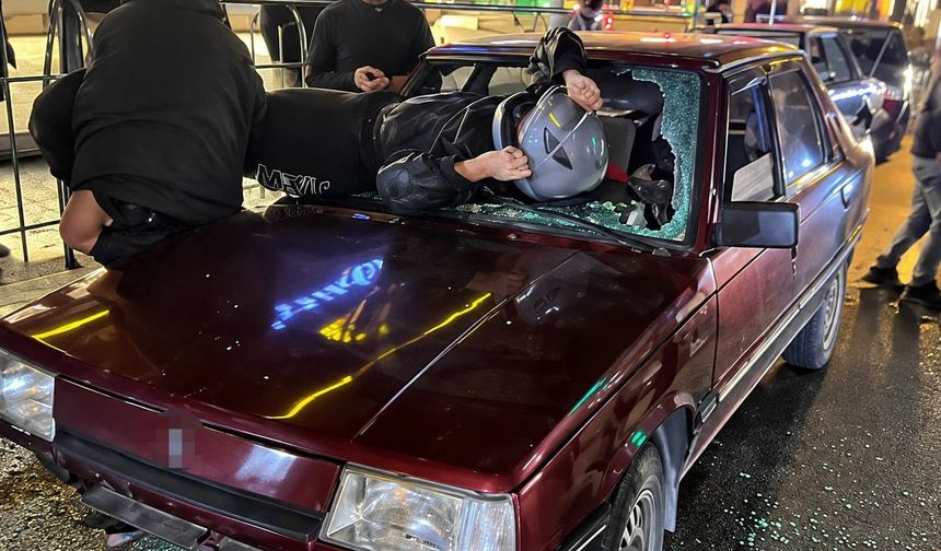 Düzce'de motosiklet sürücüsü otomobilin camından içeri girdi