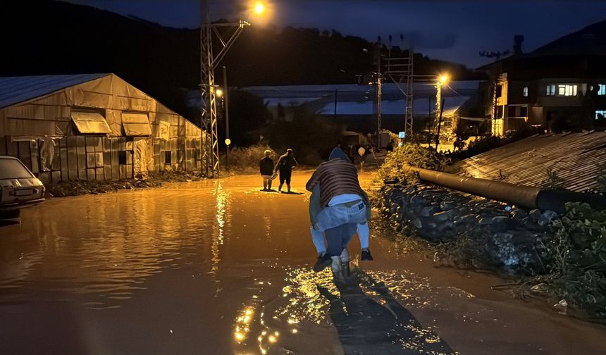 Mersin'de sağanak yağış hayatı olumsuz etkiledi