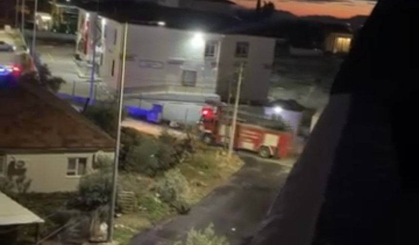 Antalya'da iki katlı evin çatısı alevlere teslim oldu