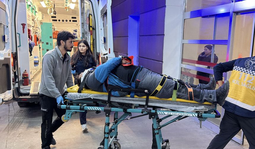 Kayganlaşan yolda devrilen motosikletin sürücüsü yaralandı