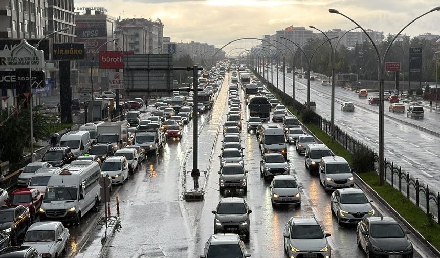 Diyarbakır'da sağanak yağışla hayat durma noktasına geldi