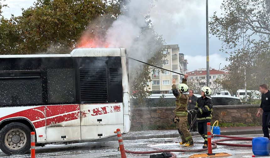 Çanakkale’de özel halk otobüsü alev alev yandı