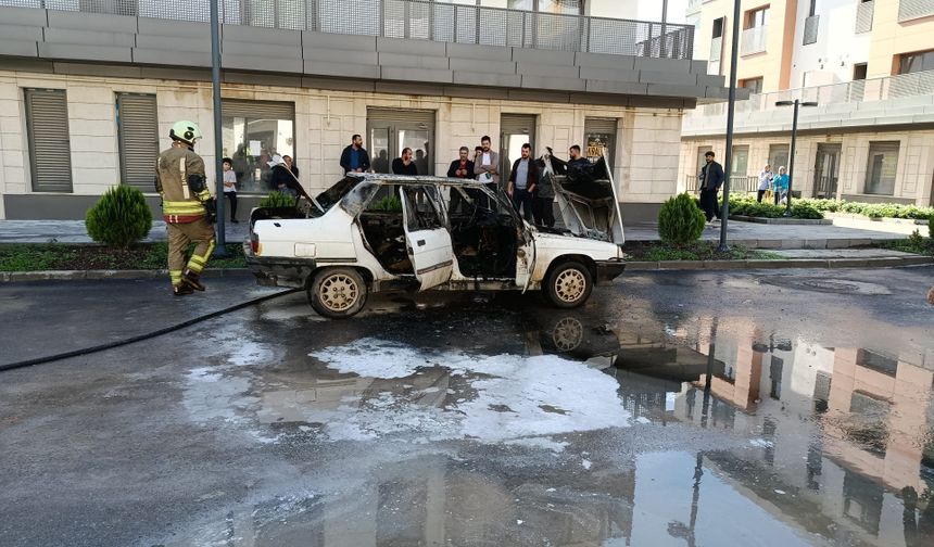 Seyir halindeki otomobil alev alev yandı