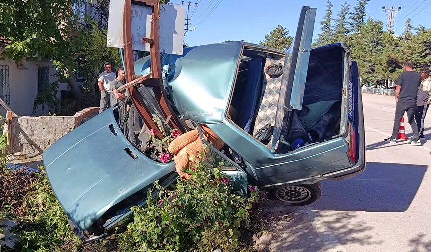 Amasya’da direğe çarpan otomobil ikiye ayrıldı