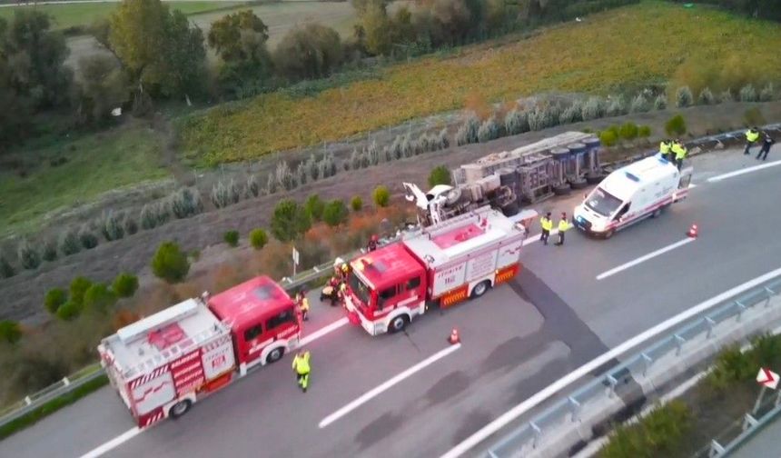 Bursa-Balıkesir otoyolunda tır devrildi: 2 yaralı