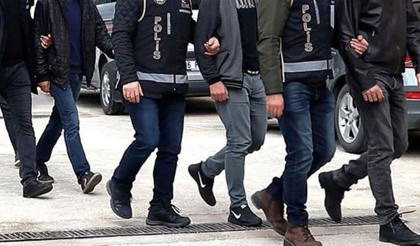 Tavan arasından balya balya para çıktı! 3 ilde FETÖ operasyonu