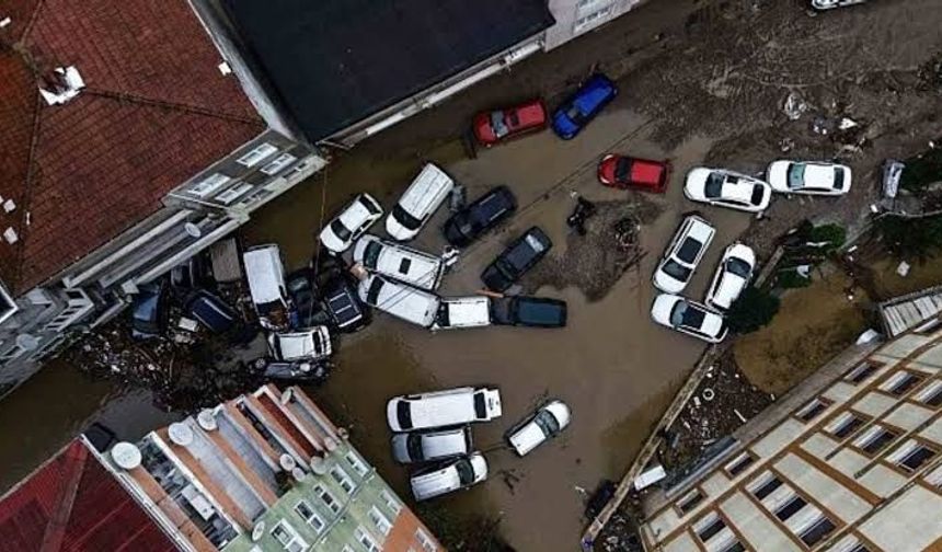 Sel felaketinde araçların üst üste bindiği anlar ortaya çıktı!