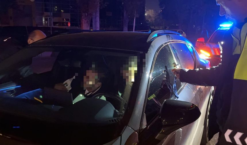 Kırmızı ışıkta bekleyen sürücü ve yolcu uyuyakaldı