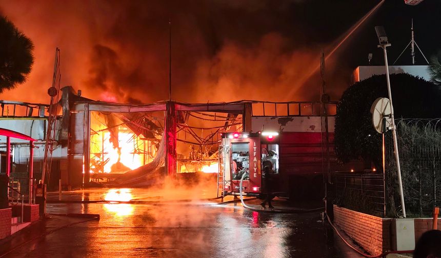 Manisa'da İnci Akü farikasında yangın