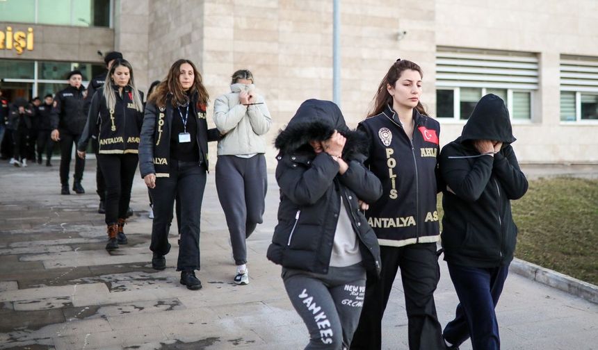 Antalya'da fuhuş operasyonunda 15 şüpheli yakalandı