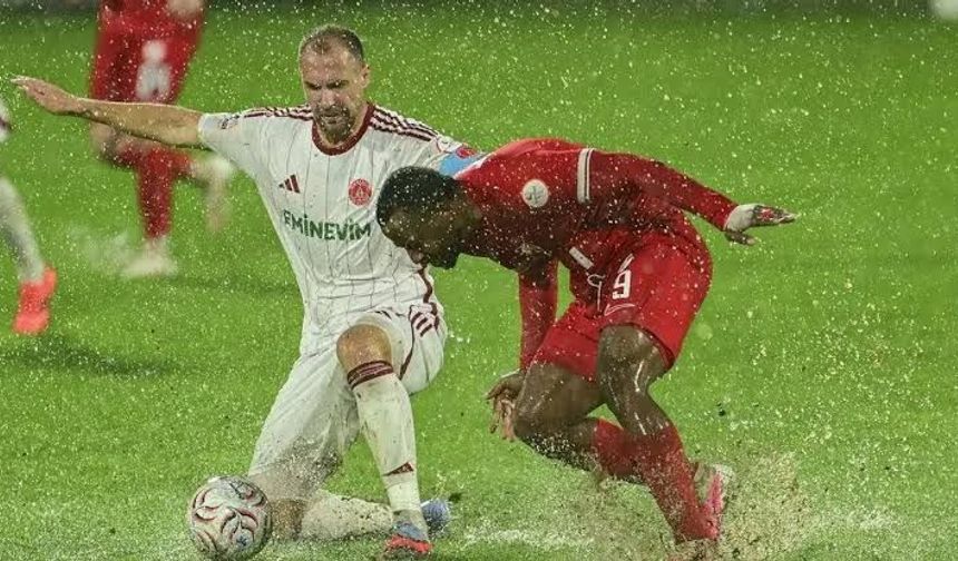Ümraniyespor-Boluspor maçı yarıda kaldı!