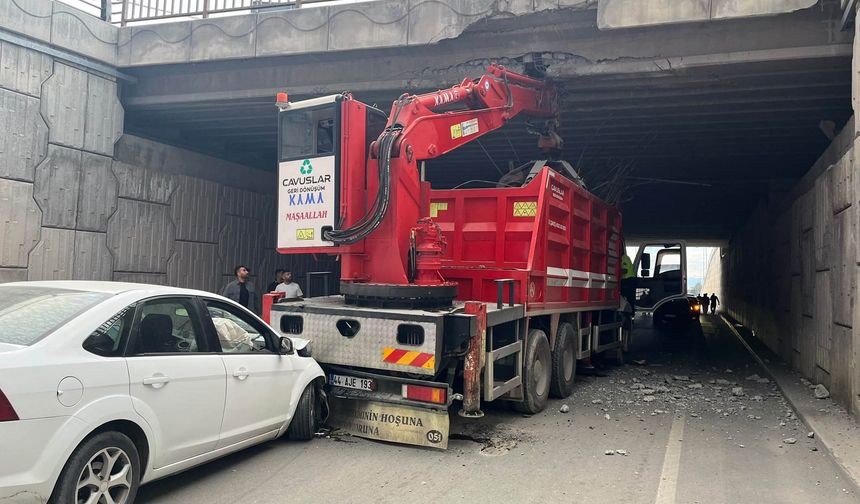 Vinç köprüye, otomobil de vince çarptı