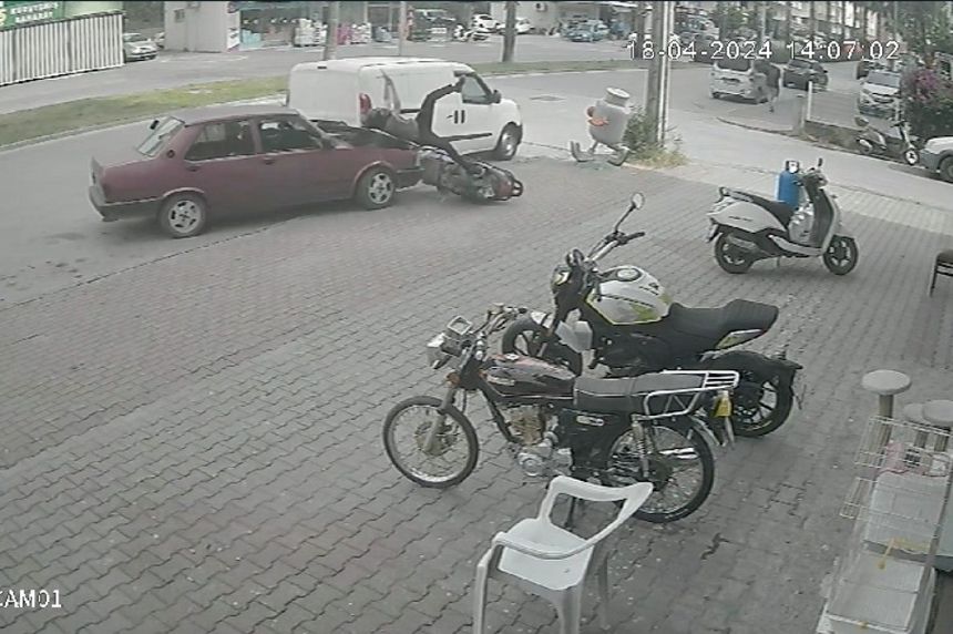 Cinayet teşebbüsü gibi: Park halindeki motosiklet sürücüsüne böyle çarptı!