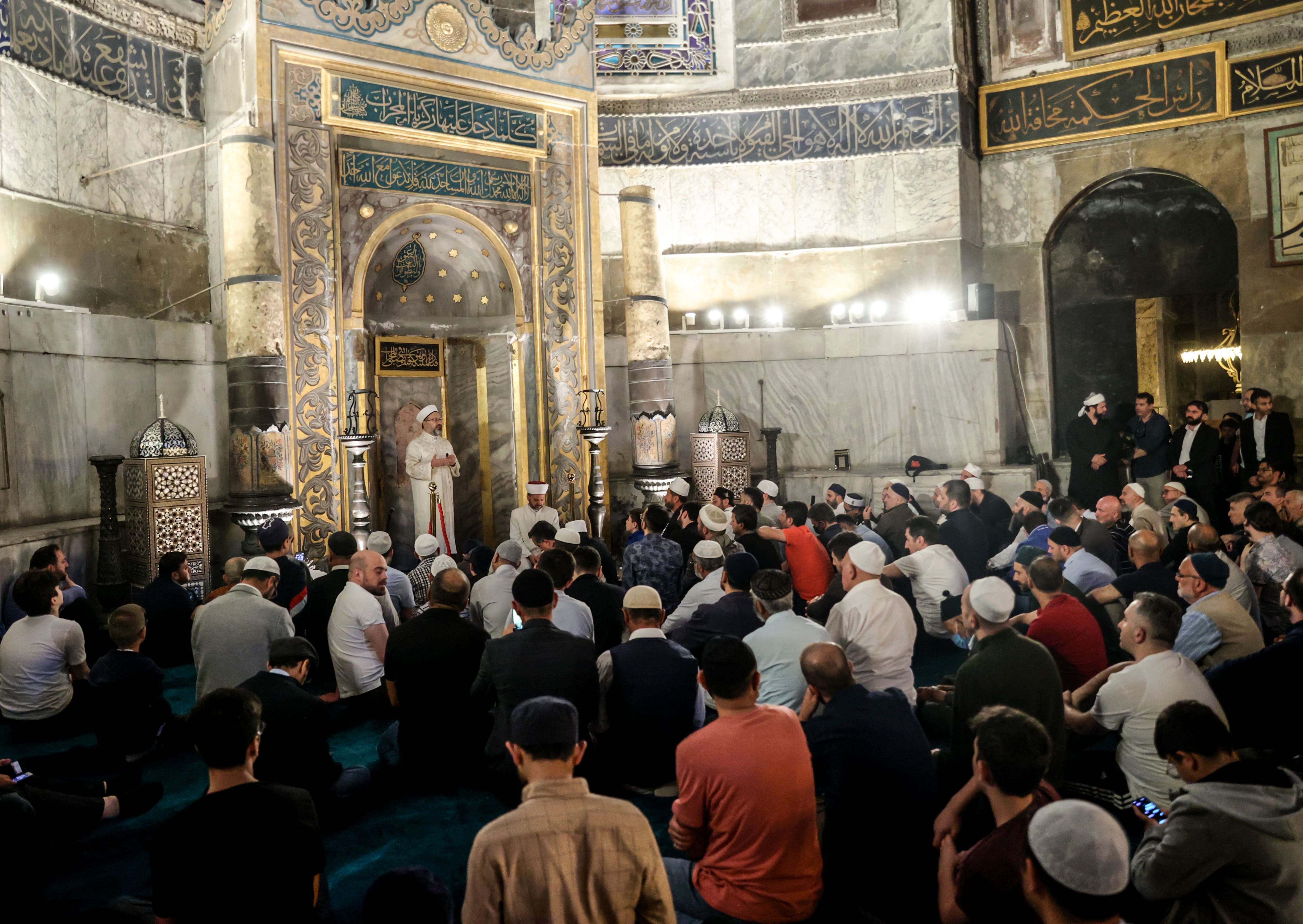 AA-20220529-28009977-28009971-DIYANET_ISLERI_BASKANI_ERBAS_FETHIN_YIL_DONUMUNDE_ISTANBULDA_SABAH_NAMAZI_PROGRAMINA_KATILDI (1)