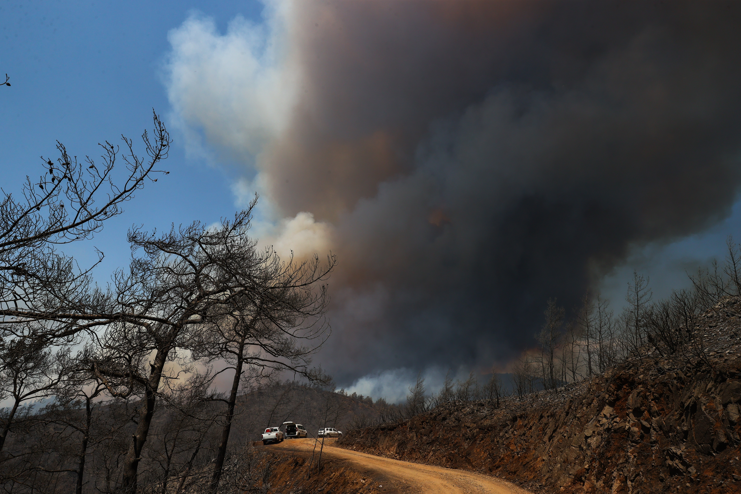 AA-20220622-28226481-28226472-MARMARISTEKI_ORMAN_YANGININA_HAVADAN_VE_KARADAN_MUDAHALE_EDILIYOR