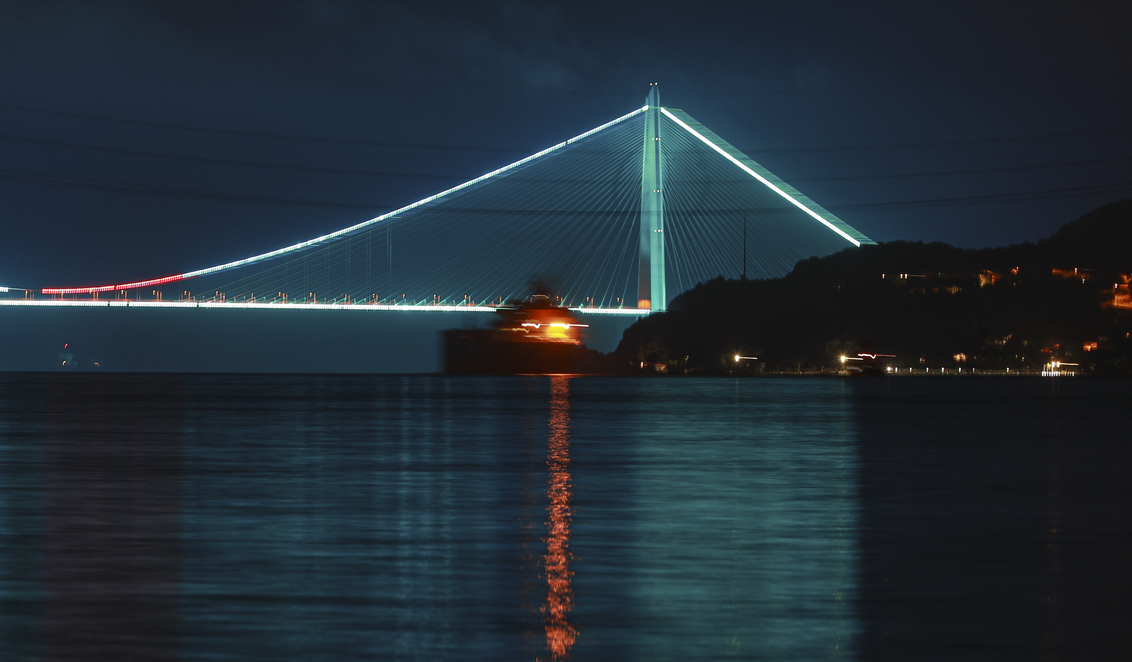 İstanbul’da köprüler Kabotaj Bayramı için aydınlatıldı