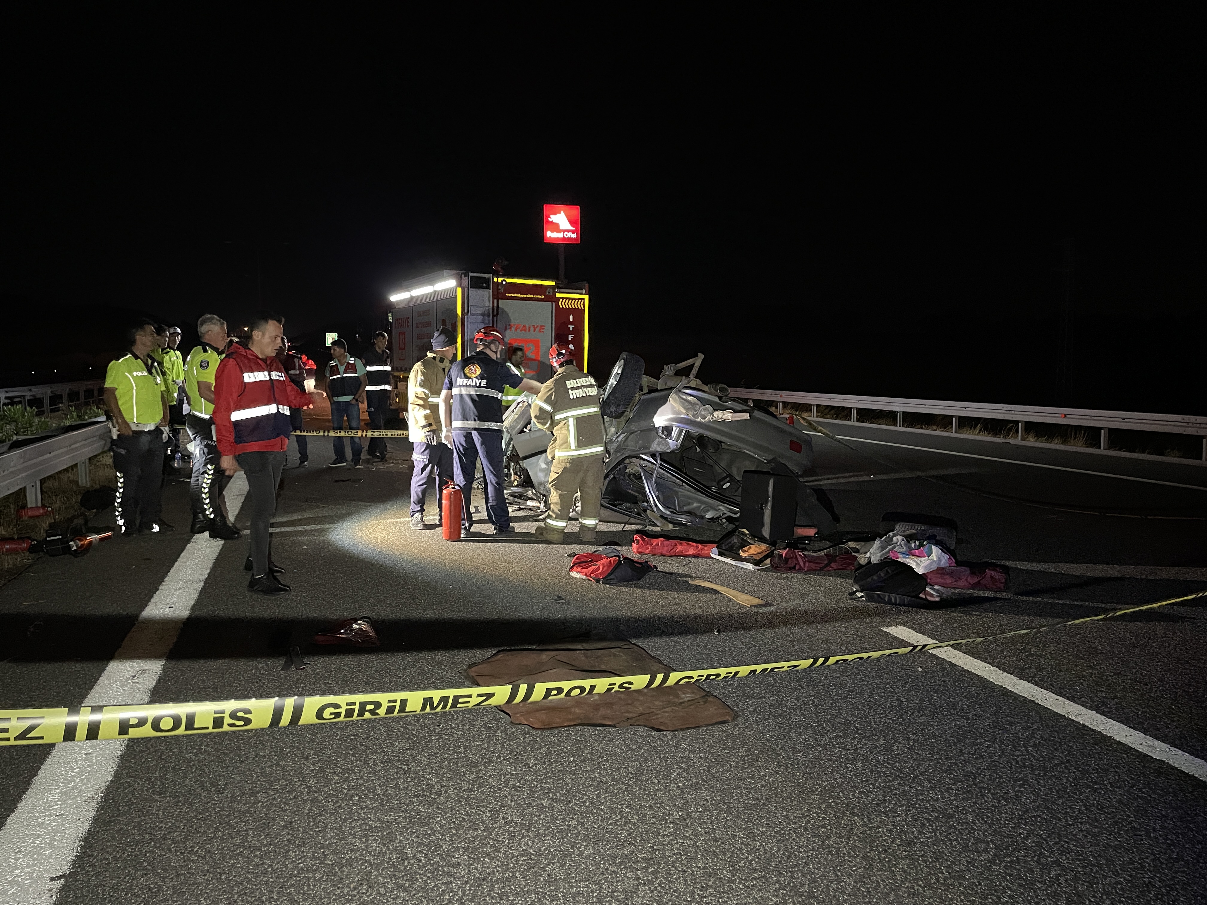 AA-20220711-28389709-28389706-ISTANBULIZMIR_OTOYOLUNDA_OTOMOBIL_BARIYERLERE_CARPTI_3_KISI_OLDU_2_KISI_YARALANDI