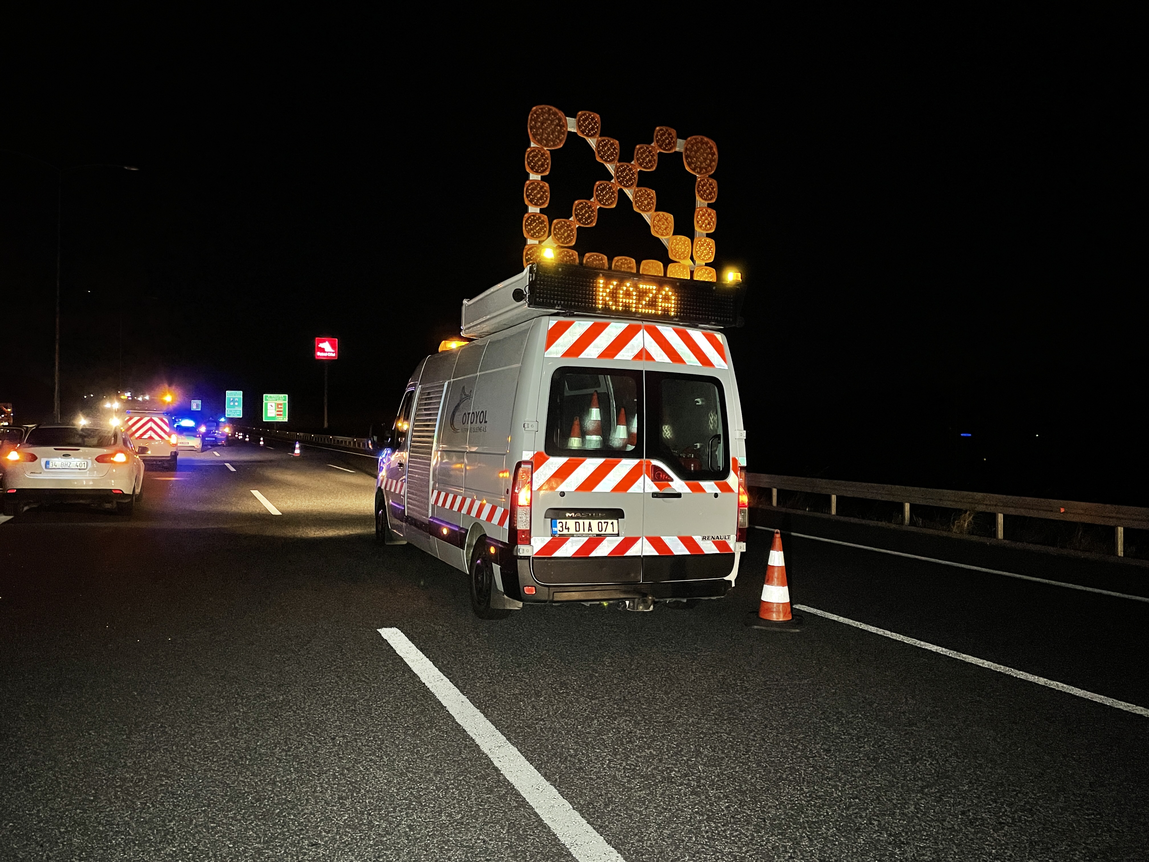 AA-20220711-28389709-28389708-ISTANBULIZMIR_OTOYOLUNDA_OTOMOBIL_BARIYERLERE_CARPTI_3_KISI_OLDU_2_KISI_YARALANDI