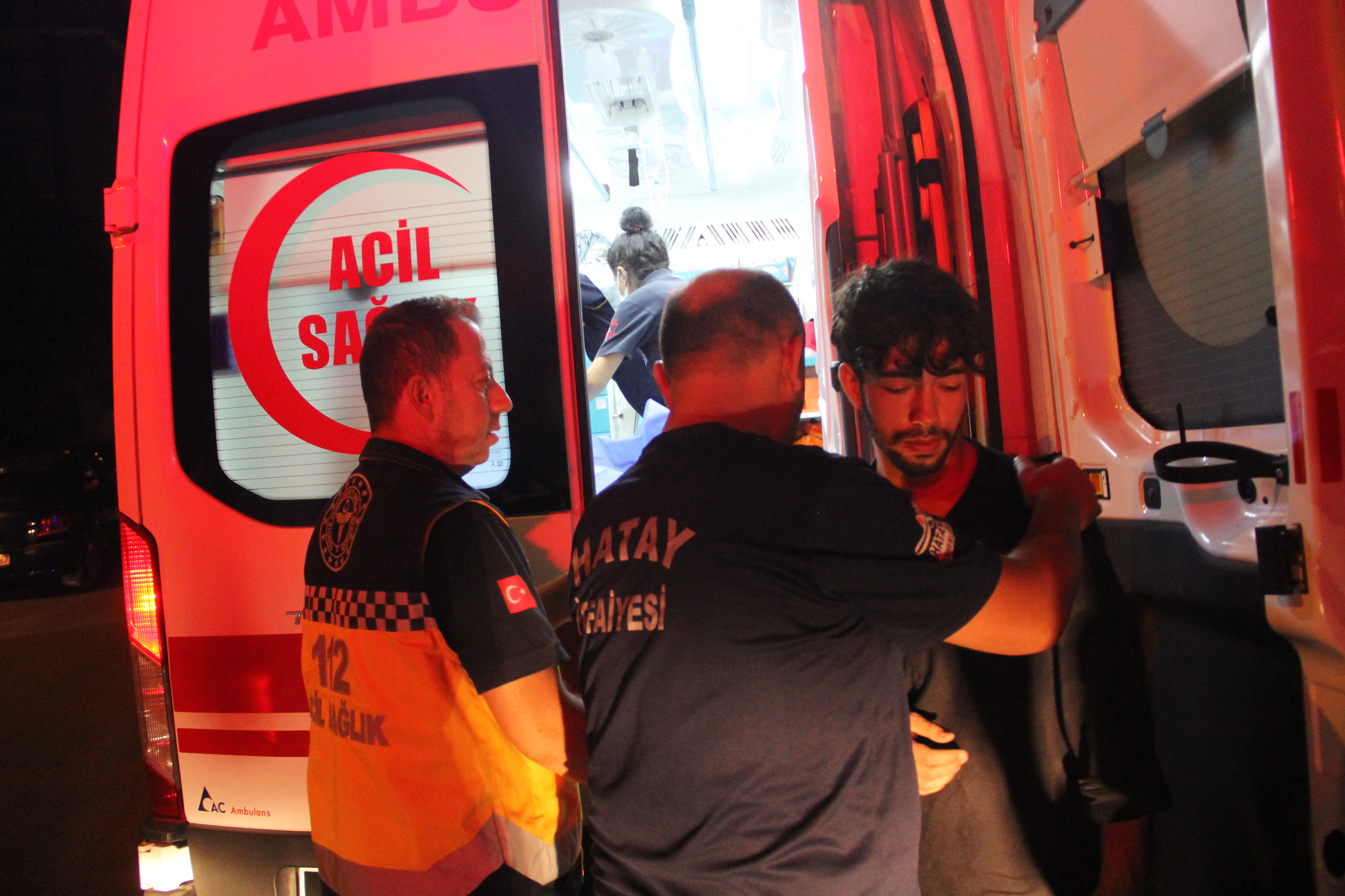 AA-20220711-28389747-28389745-HATAYDA_ASI_NEHRINE_DUSEN_KADINI_YOLDAN_GECEN_IKI_KISI_KURTARDI