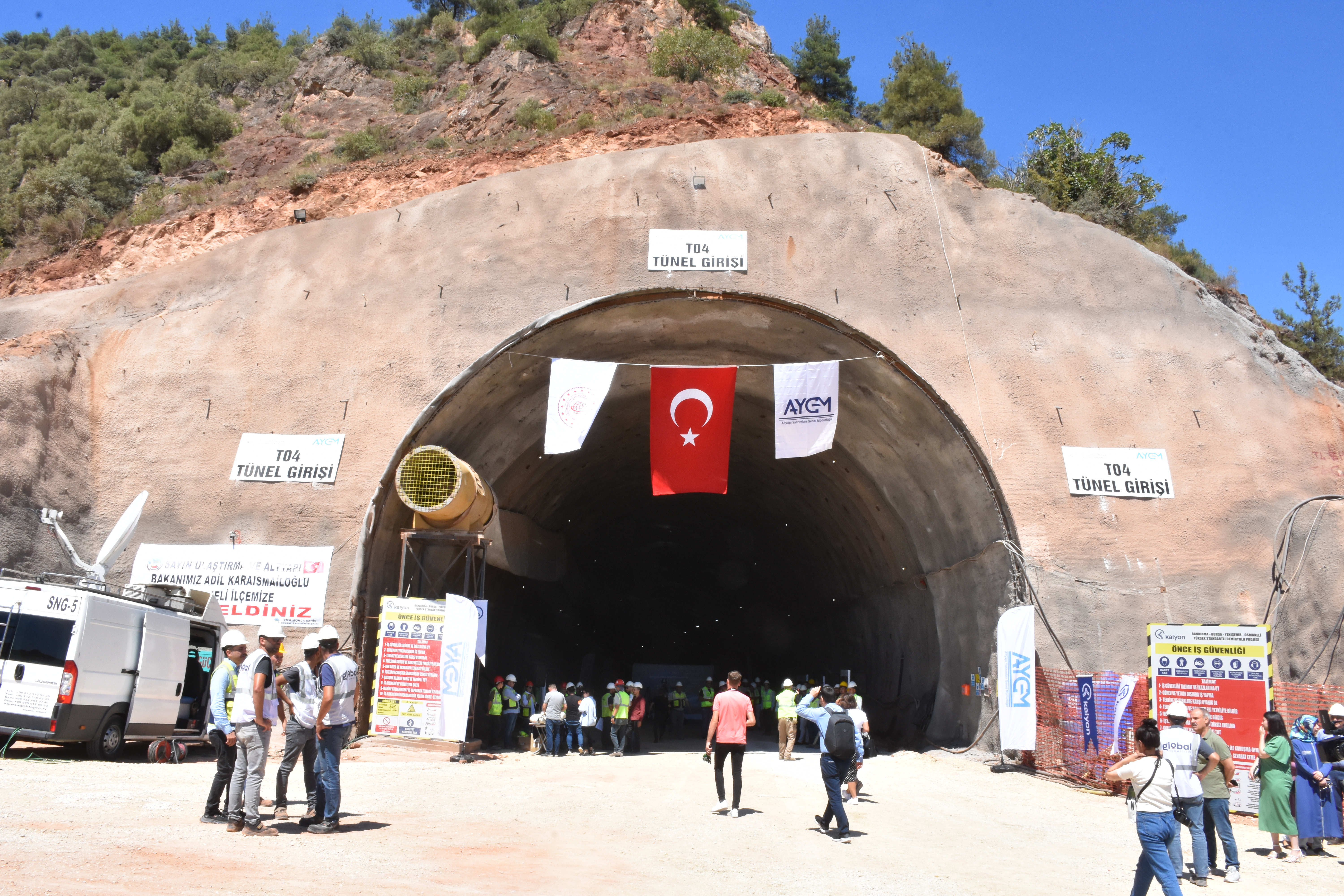 AA-20220716-28433000-28432985-OSMANELIBURSABANDIRMABALIKESIR_HIZLI_TREN_HATTI_T04_TUNELI_ISIK_GORME_TORENI