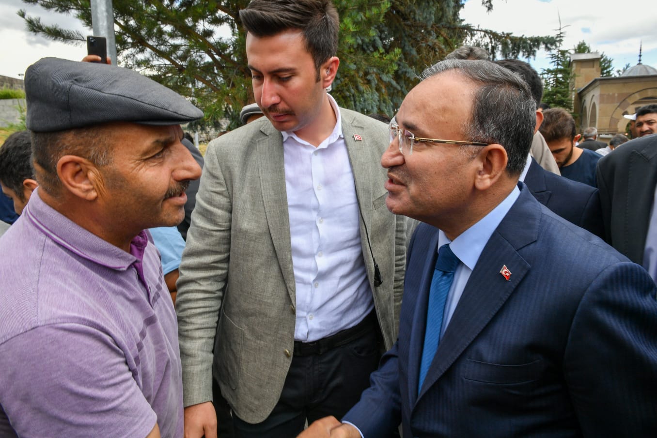 AA-20220722-28476936-28476935-ADALET_BAKANI_BOZDAG_KARSTA_VATANDASLARLA_BIR_ARAYA_GELDI