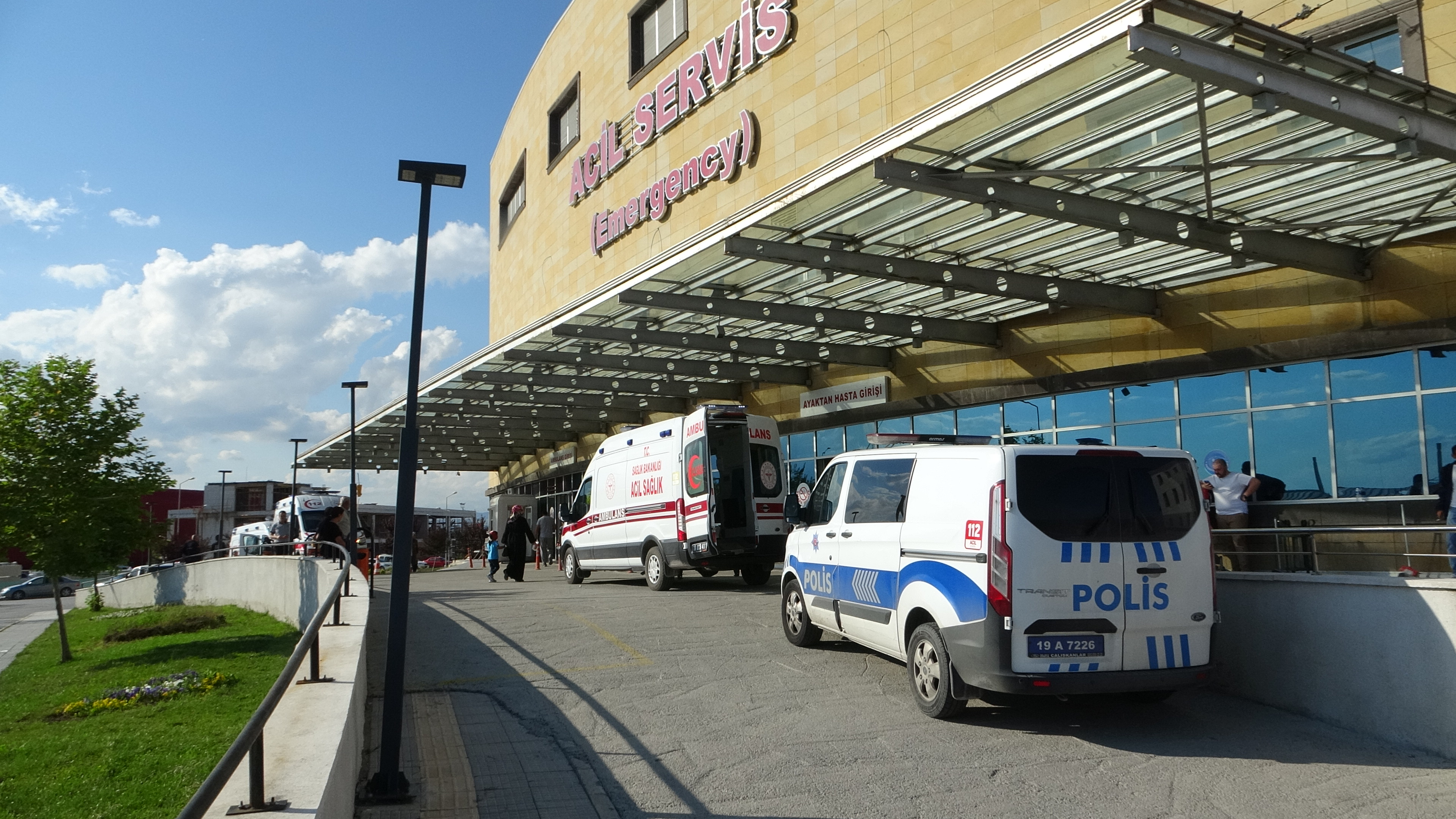 AA-20220712-28402679-28402677-CORUMDA_9_KISI_MANTAR_ZEHIRLENMESI_SUPHESIYLE_HASTANEYE_KALDIRILDI