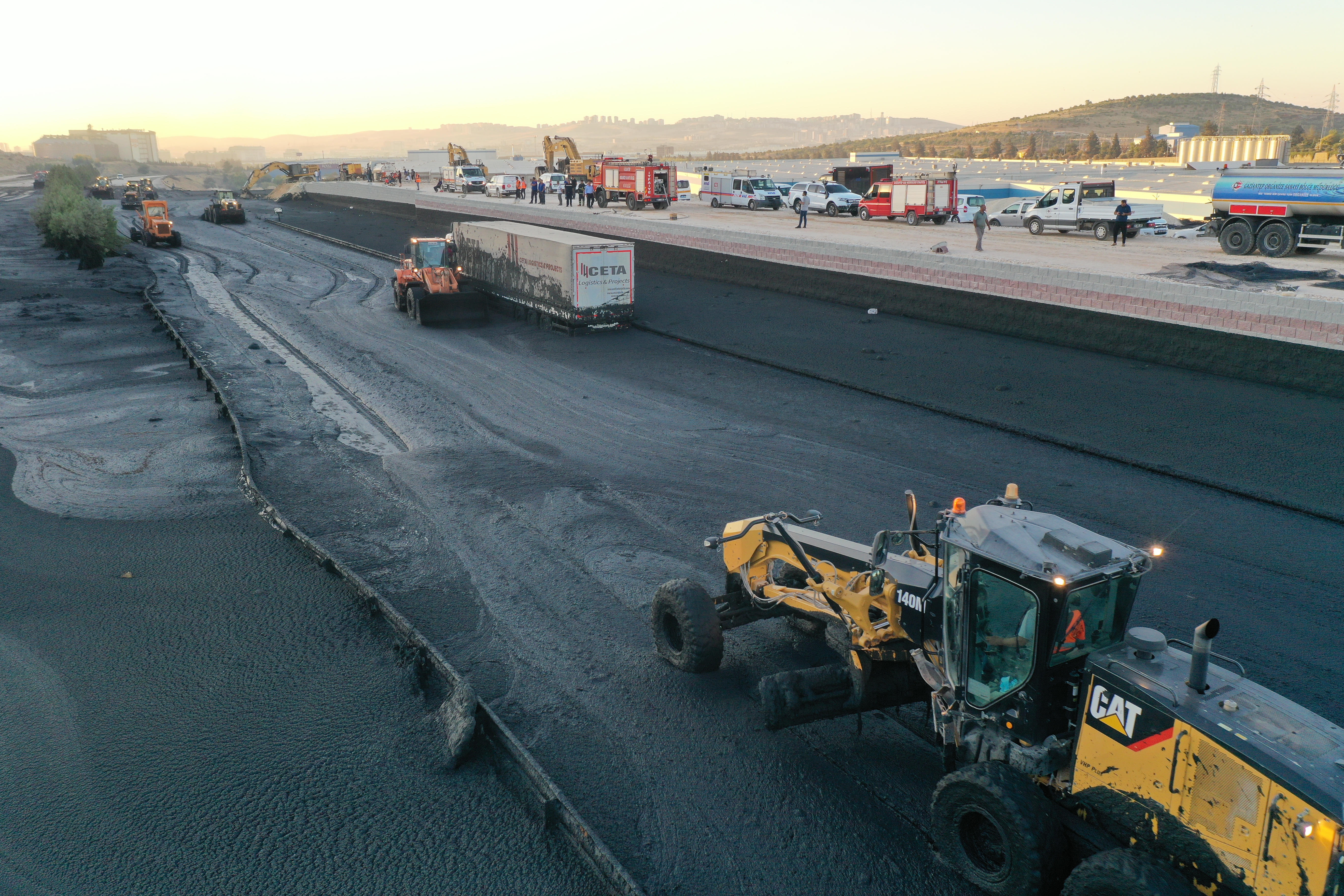 AA-20220729-28525516-28525508-ATIK_SU_BIRIKINTISI_NEDENIYLE_KAPANAN_TAG_OTOYOLUNDA_TEMIZLIK_CALISMASI_SURUYOR