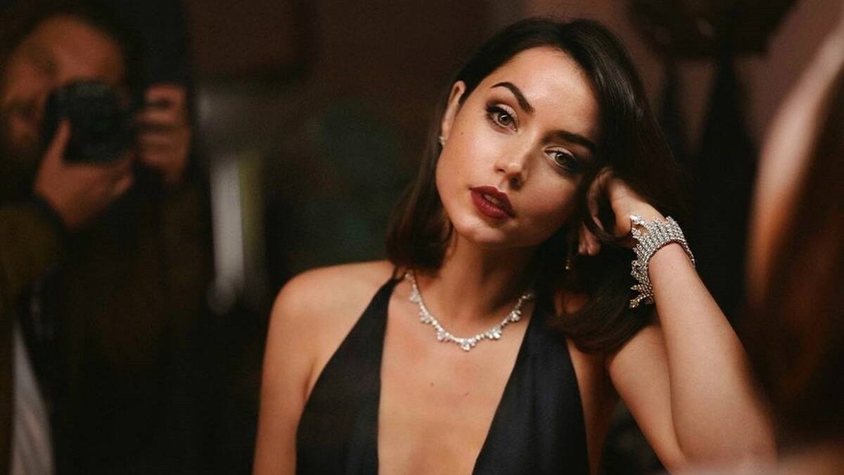 1658391273182-ana-de-armas-2771