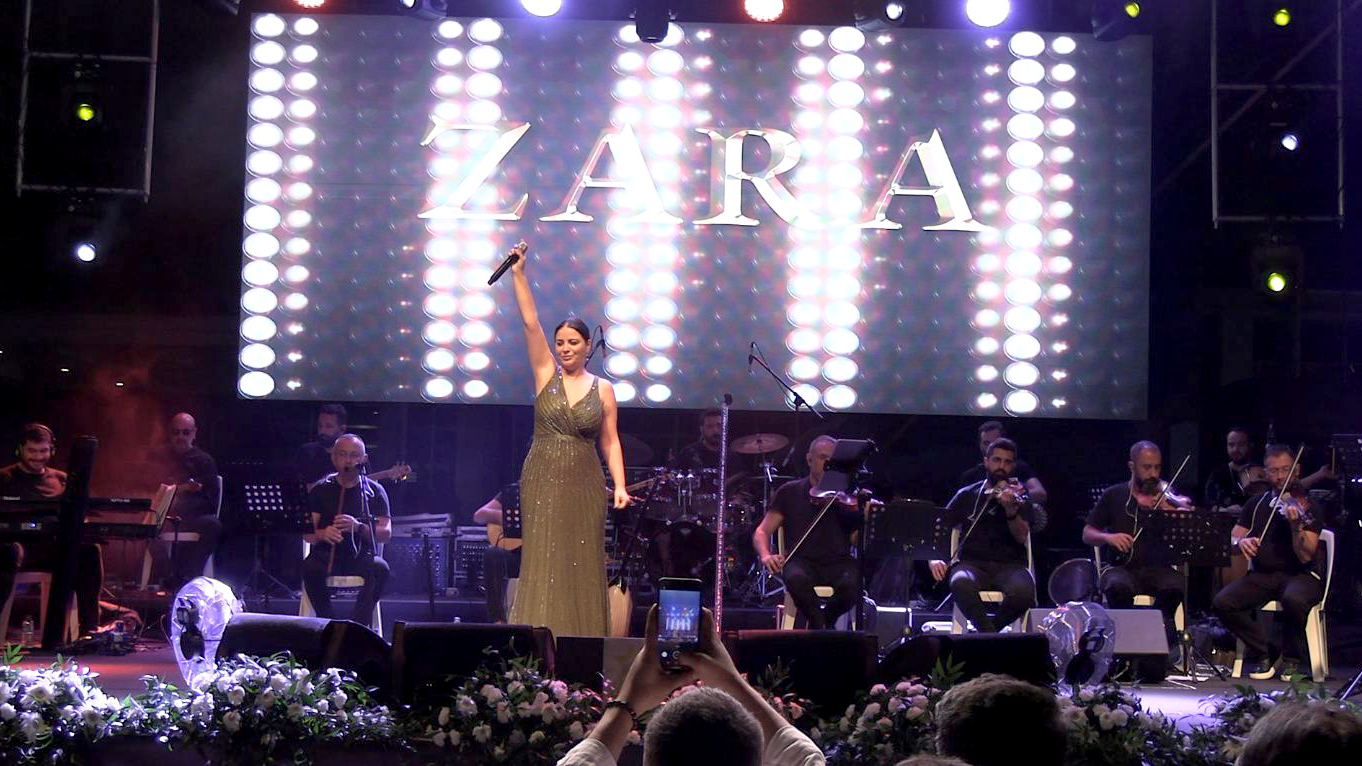 AA-20220826-28739913-28739907-KAHRAMANMARASTA_YAZ_KONSERLERI_KAPSAMINDA_SANATCI_ZARA_SAHNE_ALDI