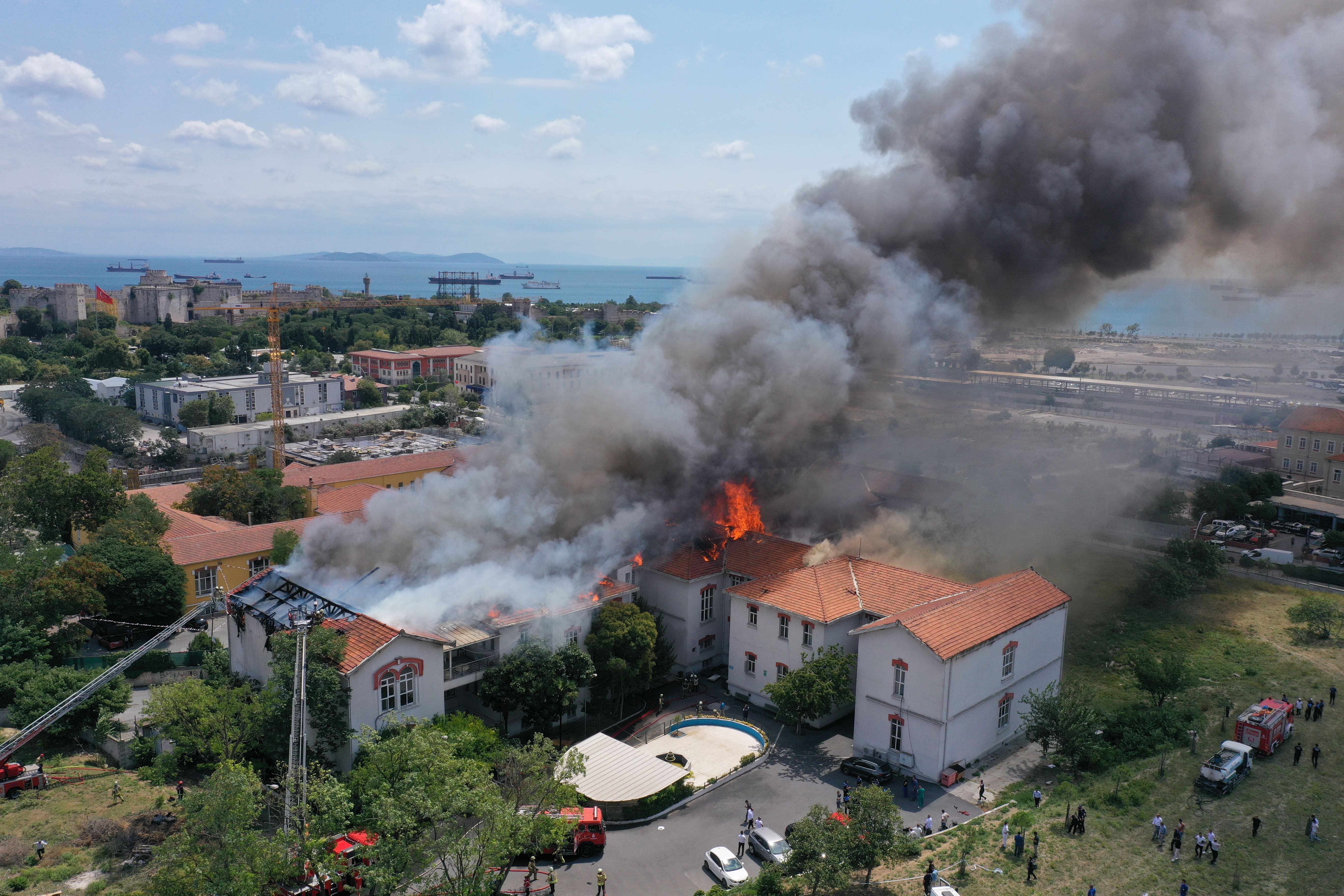 Tarihi hastanede büyük yangın