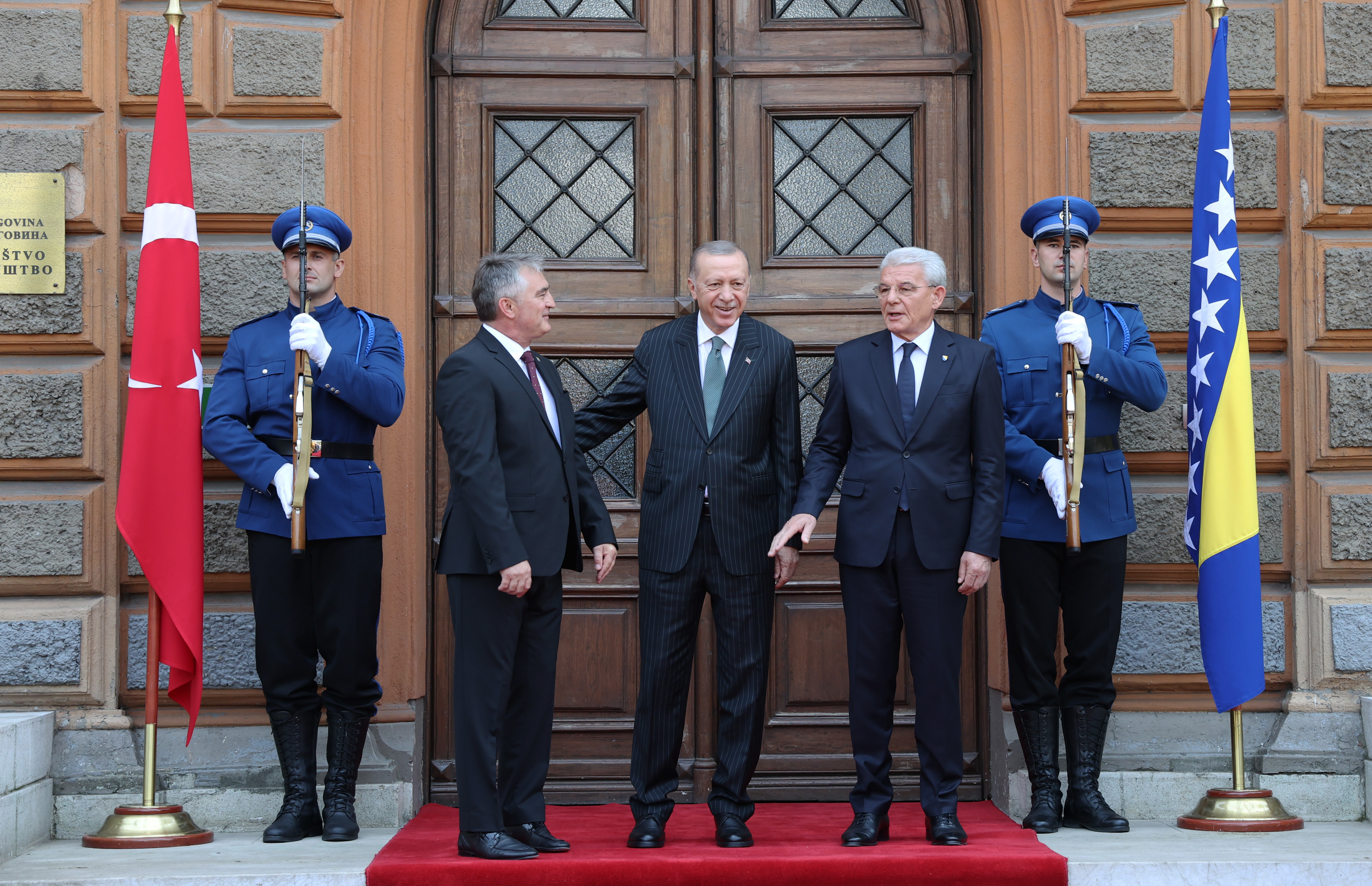 AA-20220906-28824944-28824938-CUMHURBASKANI_ERDOGAN_BOSNA_HERSEKTE_RESMI_TORENLE_KARSILANDI