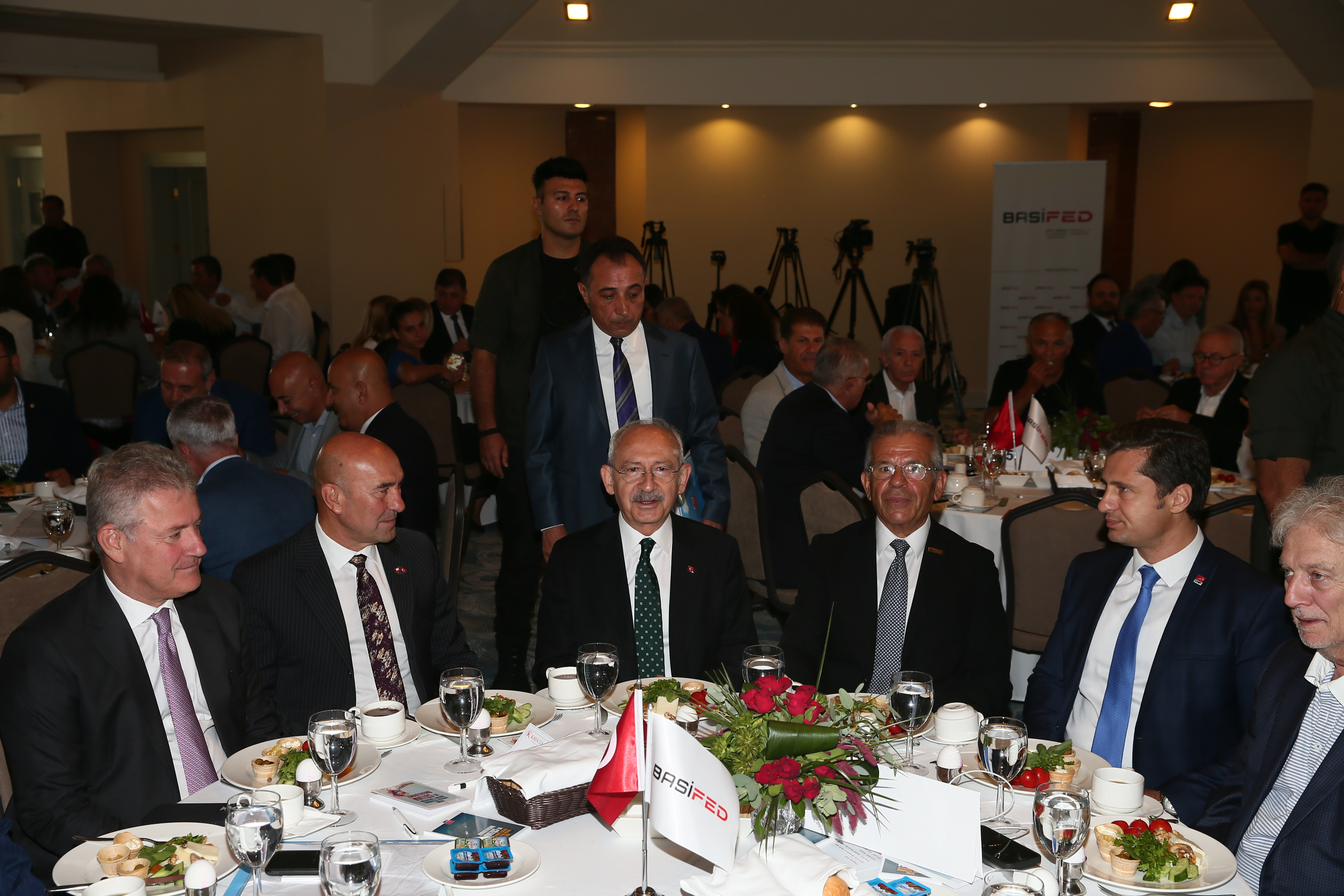 AA-20220910-28860701-28860693-CHP_GENEL_BASKANI_KILICDAROGLU_IZMIRDE_IS_INSANLARIYLA_BULUSTU