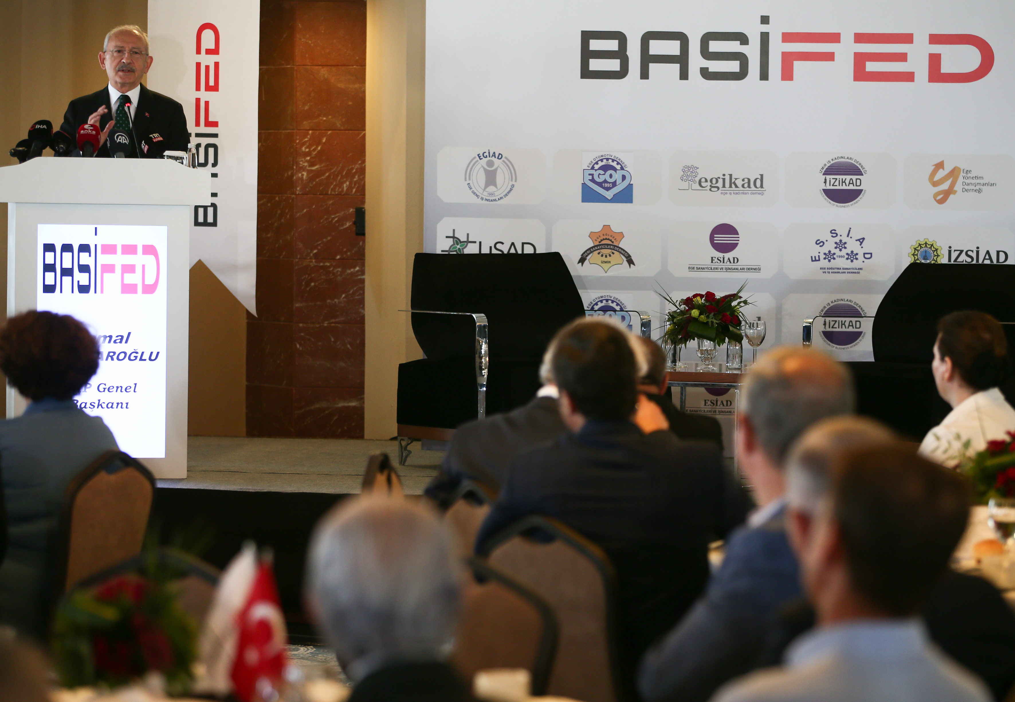 AA-20220910-28860701-28860698-CHP_GENEL_BASKANI_KILICDAROGLU_IZMIRDE_IS_INSANLARIYLA_BULUSTU