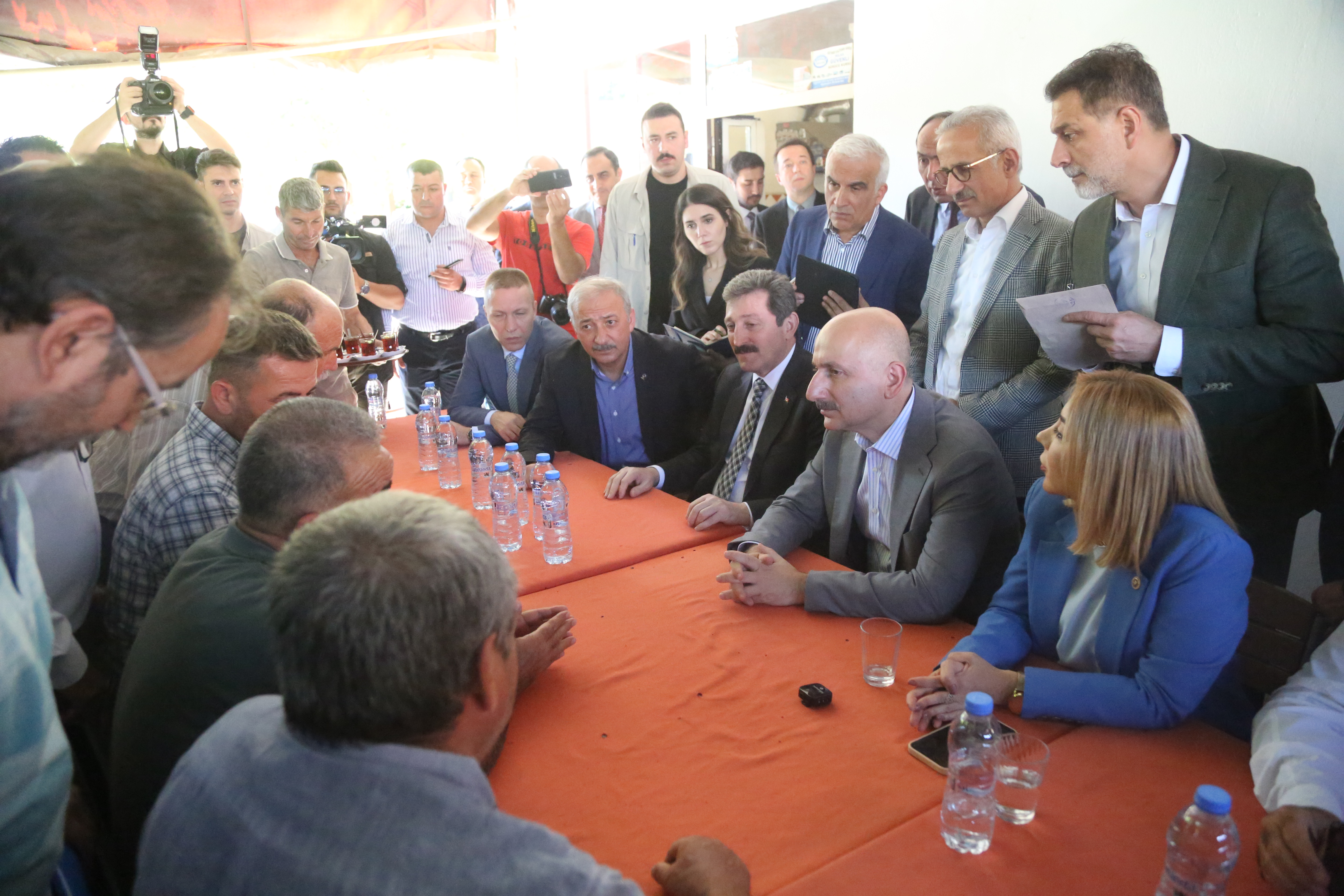 AA-20220917-28921569-28921568-ULASTIRMA_VE_ALTYAPI_BAKANI_KARAISMAILOGLU_MUGLADA_YOL_INCELEMESINDE_KONUSTU