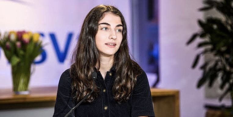 1B93A1AF-3E10-4F36-B5F0-982D480EAFC7