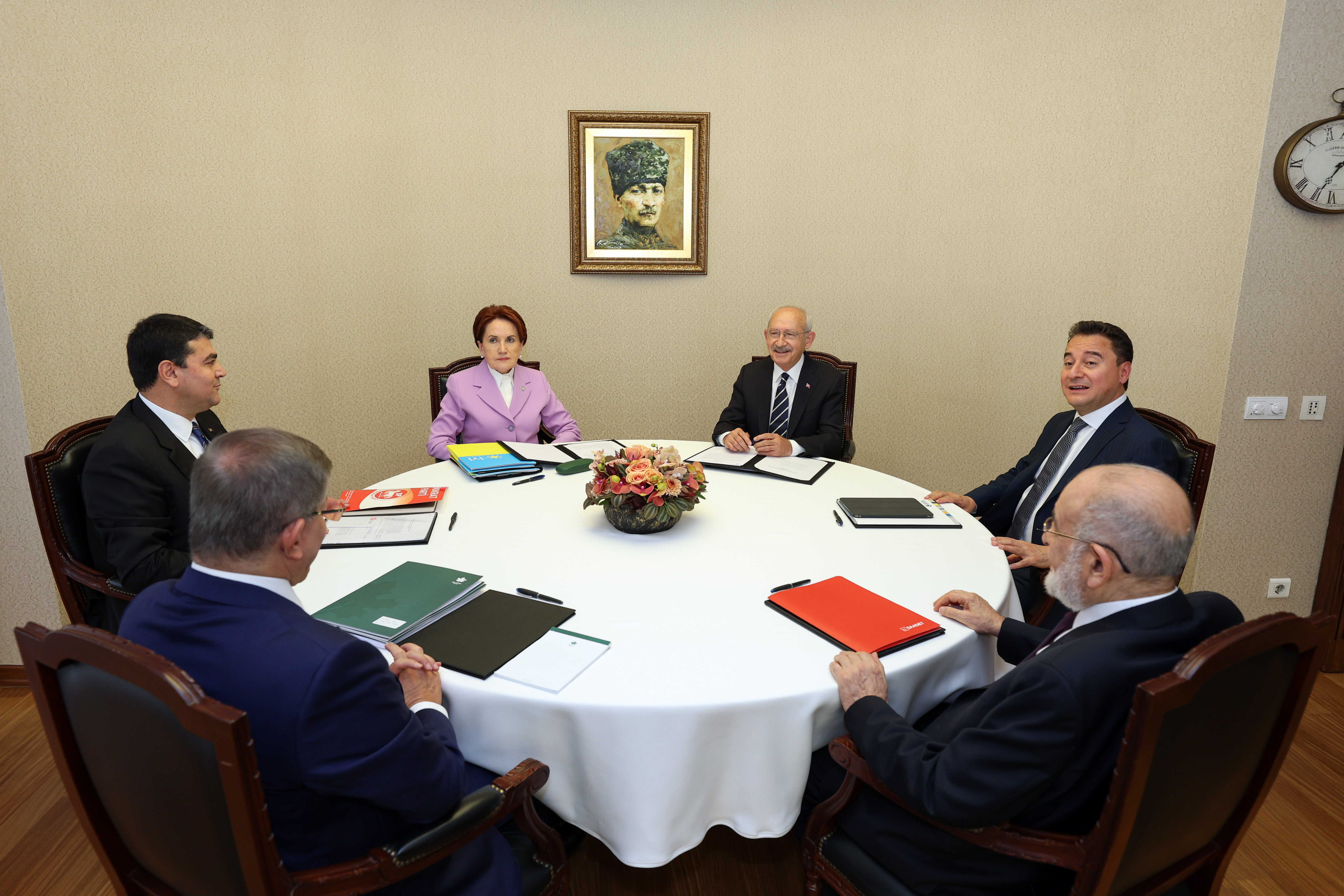 AA-20221002-29048829-29048827-ALTI_MUHALEFET_PARTISININ_GENEL_BASKANLARI_CHP_GENEL_MERKEZINDE_BIR_ARAYA_GELDI