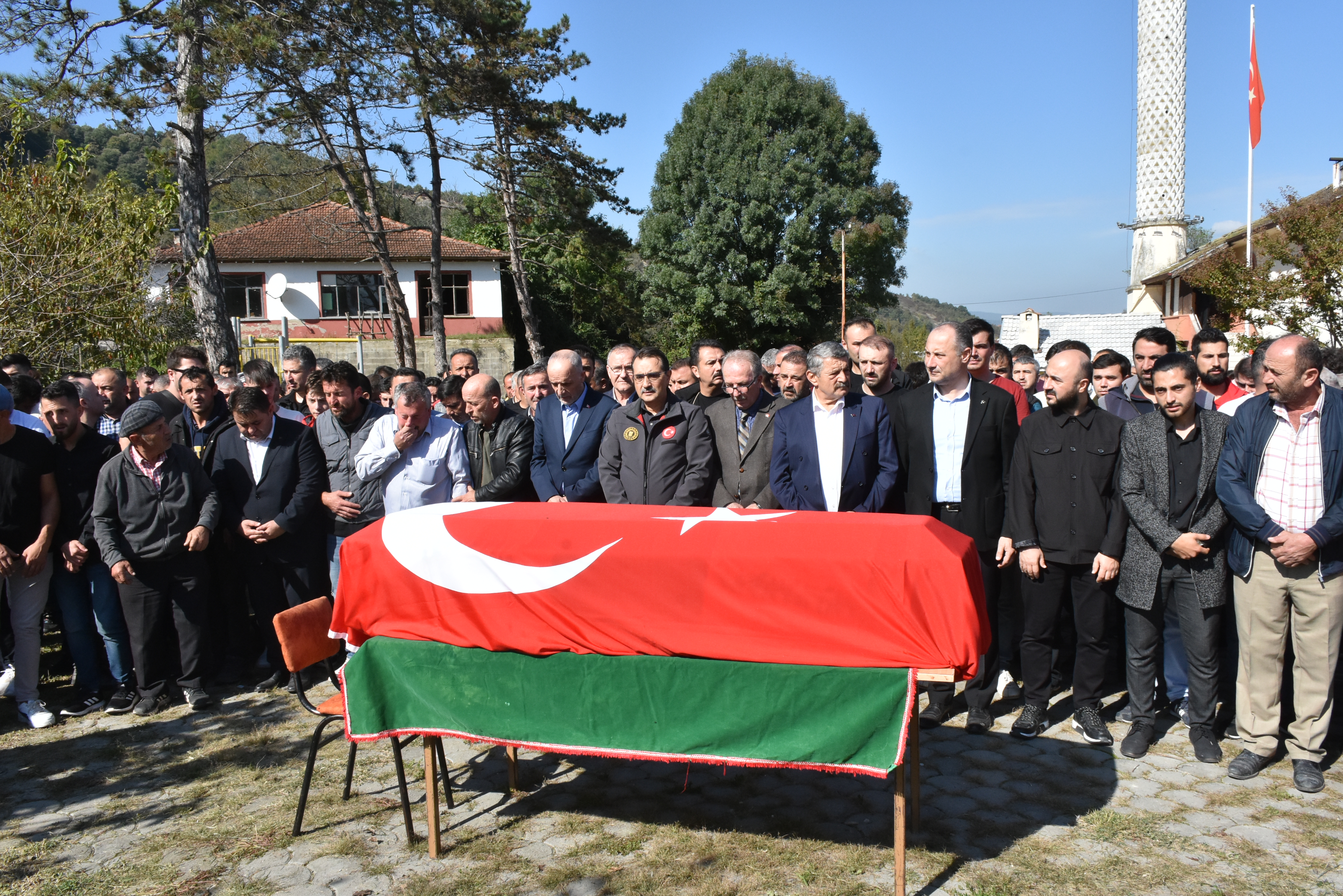 AA-20221015-29164150-29164140-BAKAN_DONMEZ_MADEN_OCAGINDAKI_PATLAMADA_YASAMINI_YITIREN_MADENCININ_CENAZESINE_KATILDI