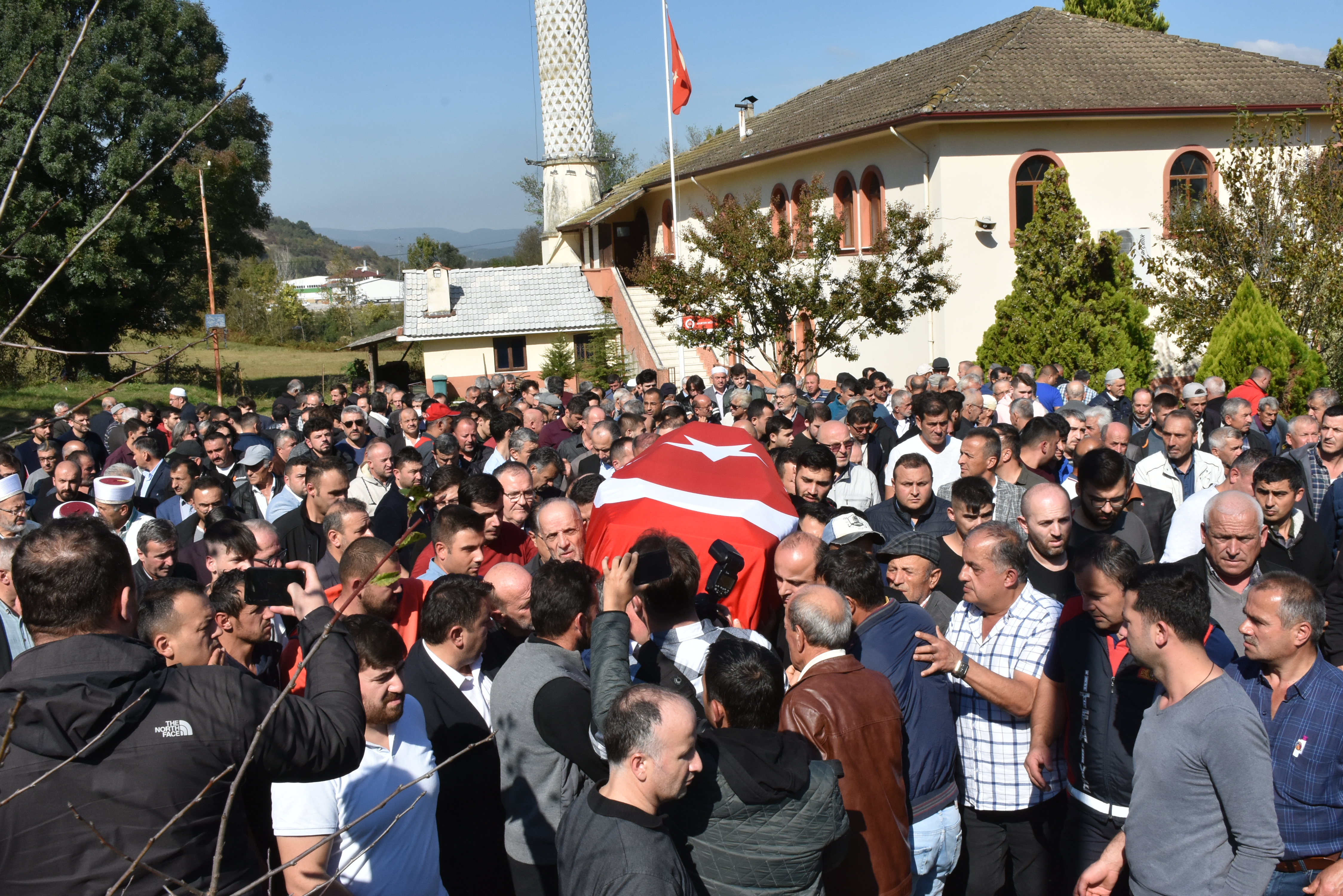 AA-20221015-29164150-29164146-BAKAN_DONMEZ_MADEN_OCAGINDAKI_PATLAMADA_YASAMINI_YITIREN_MADENCININ_CENAZESINE_KATILDI