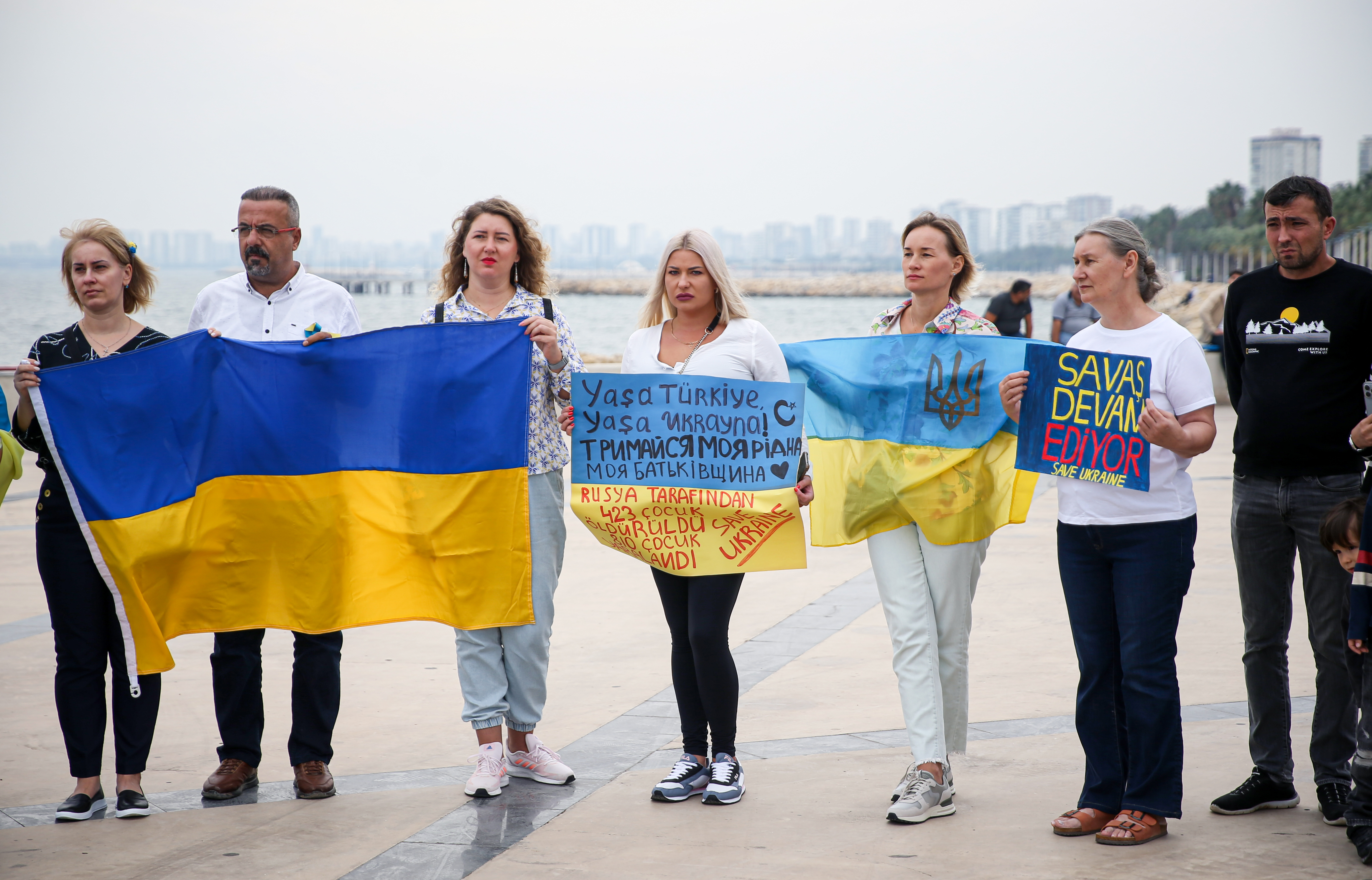 AA-20221015-29164887-29164883-MERSINDE_YASAYAN_UKRAYNALILAR_RUSYAYI_PROTESTO_ETTI