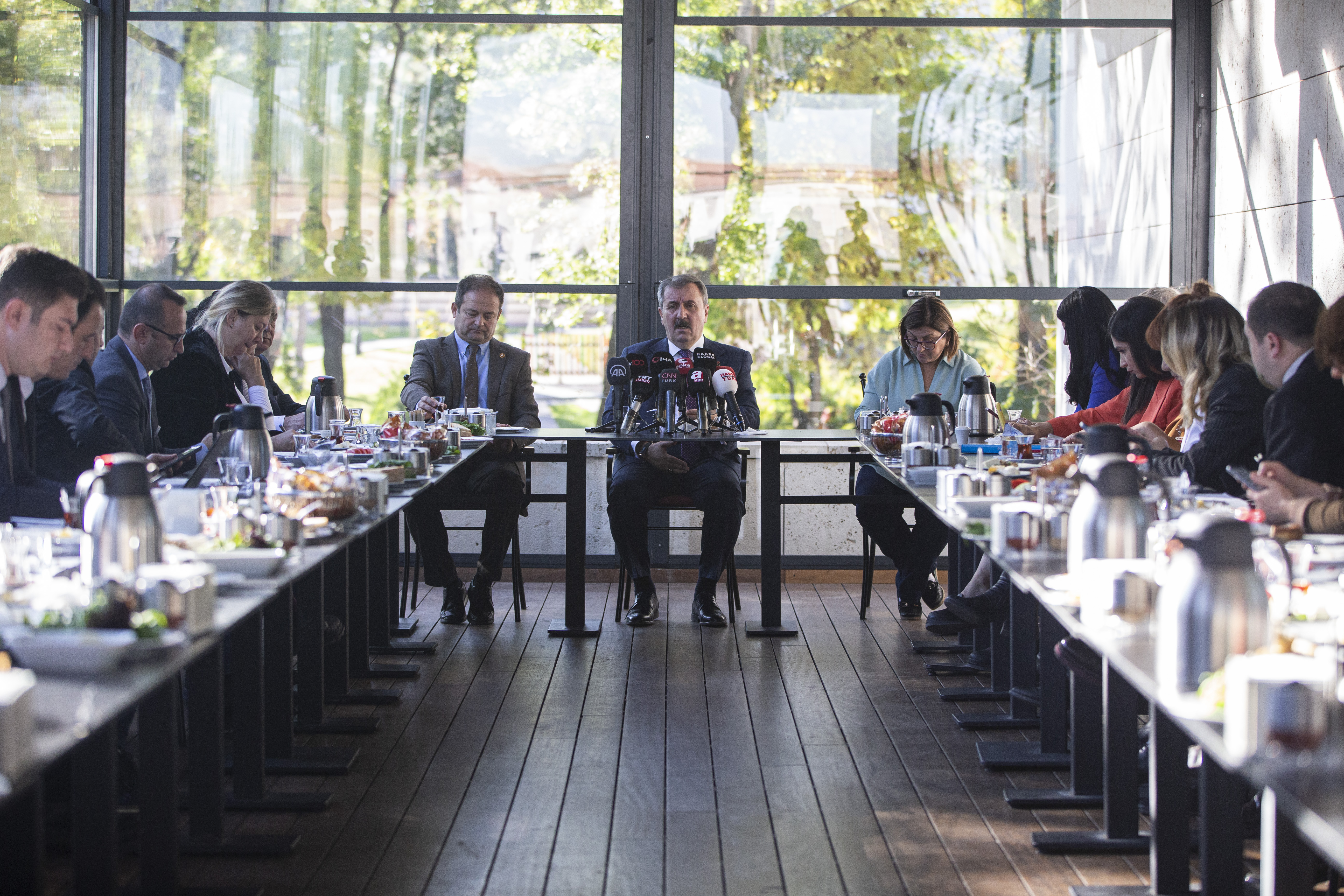 AA-20221031-29307719-29307717-BBP_GENEL_BASKANI_DESTICI_MECLISTE_GAZETECILERLE_BIR_ARAYA_GELDI