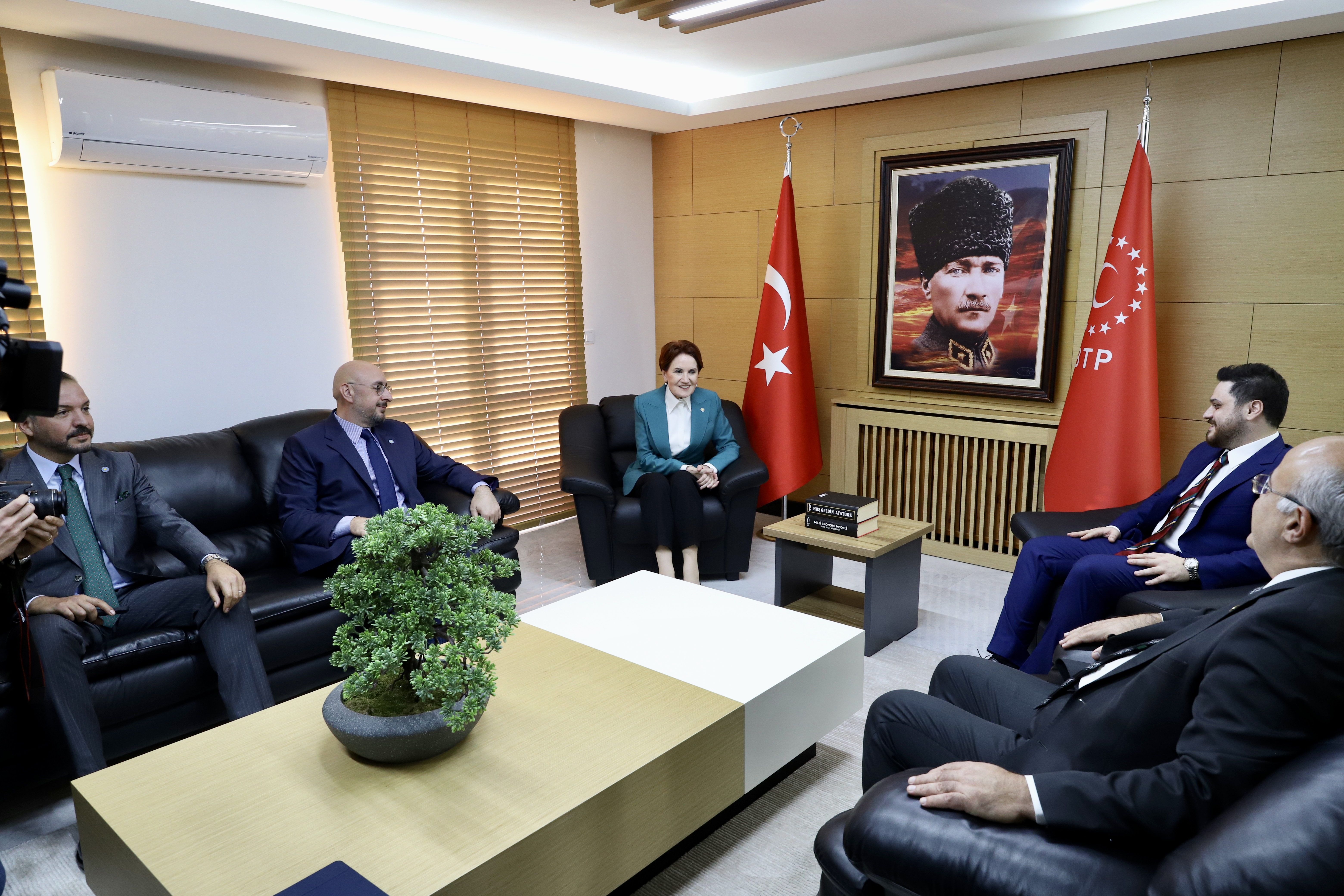 AA-20221028-29281525-29281524-IYI_PARTI_GENEL_BASKANI_AKSENER_BTP_GENEL_BASKANI_BASI_ZIYARET_ETTI