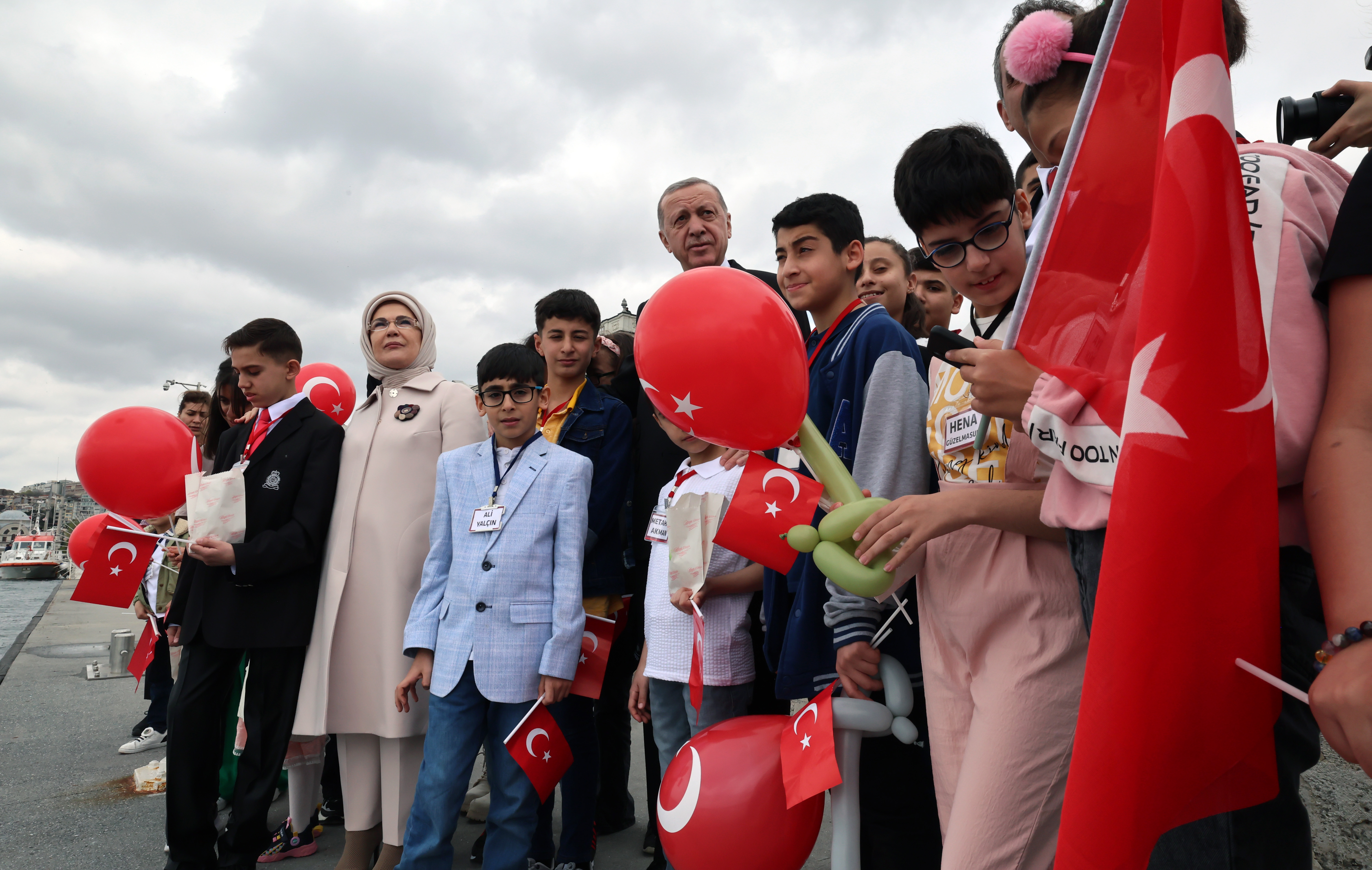 AA-20230423-30936562-30936554-TCG_ANADOLU_CUMHURBASKANI_ERDOGANI_SELAMLADI