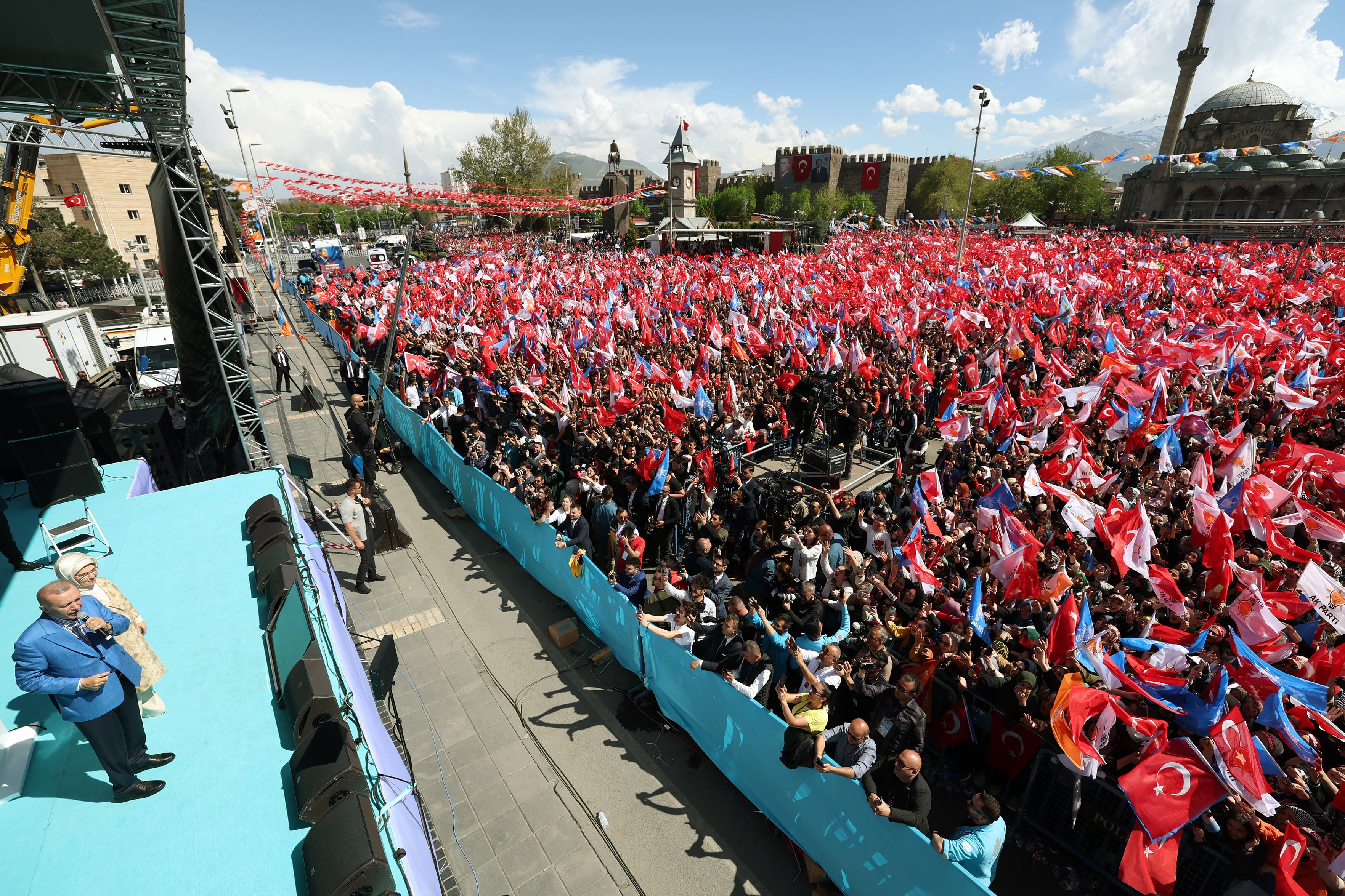 AA-20230506-31062556-31062547-CUMHURBASKANI_VE_AK_PARTI_GENEL_BASKANI_ERDOGAN_PARTISININ_KAYSERI_MITINGINDE_KONUSTU