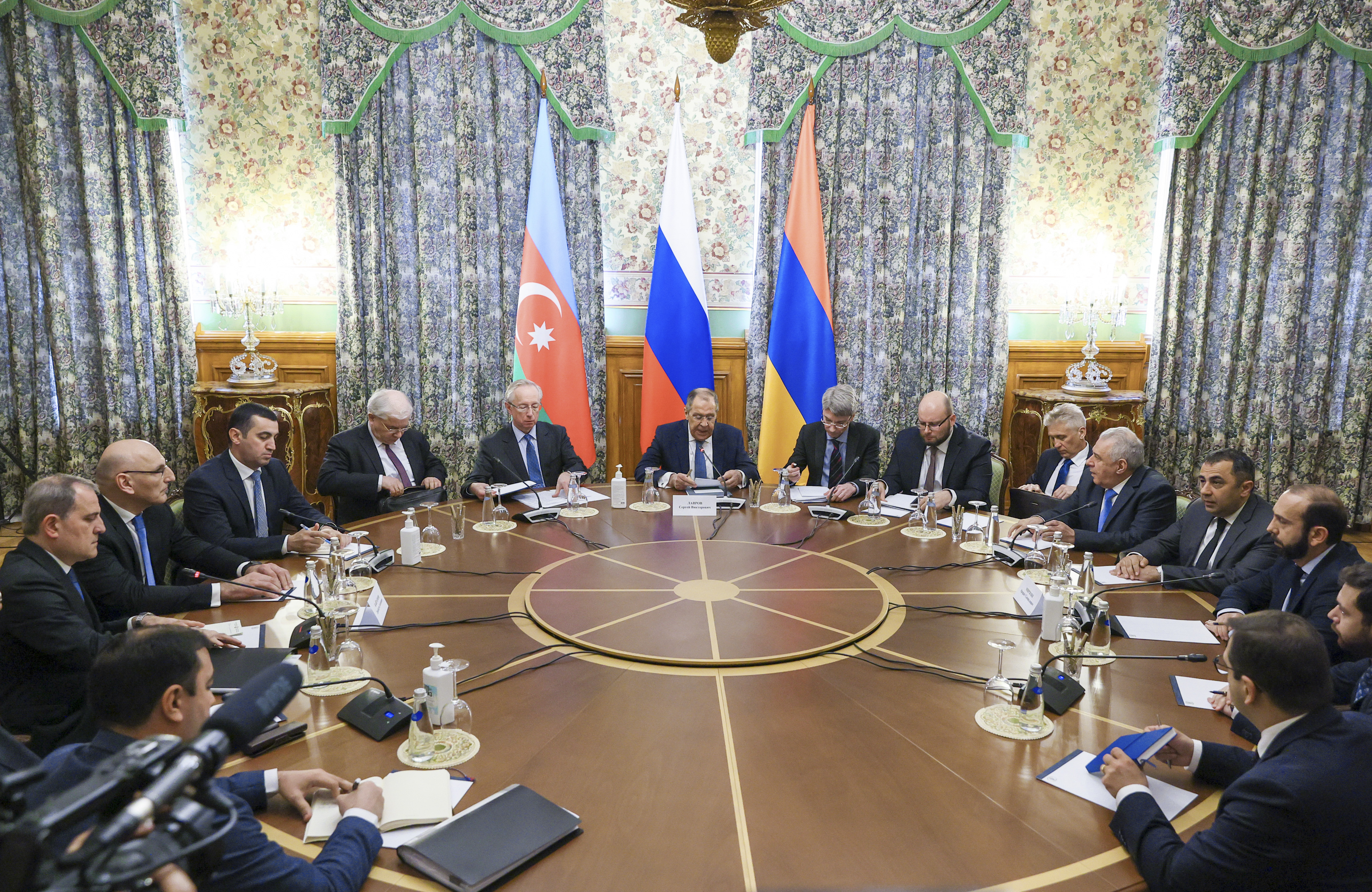 Арарат мирзоян и джейхун байрамов. Переговоры армении и азербайджана. Переговоры армении и азербайджана. Мирзоян мид. Мид азербайджана встретился мид турции.