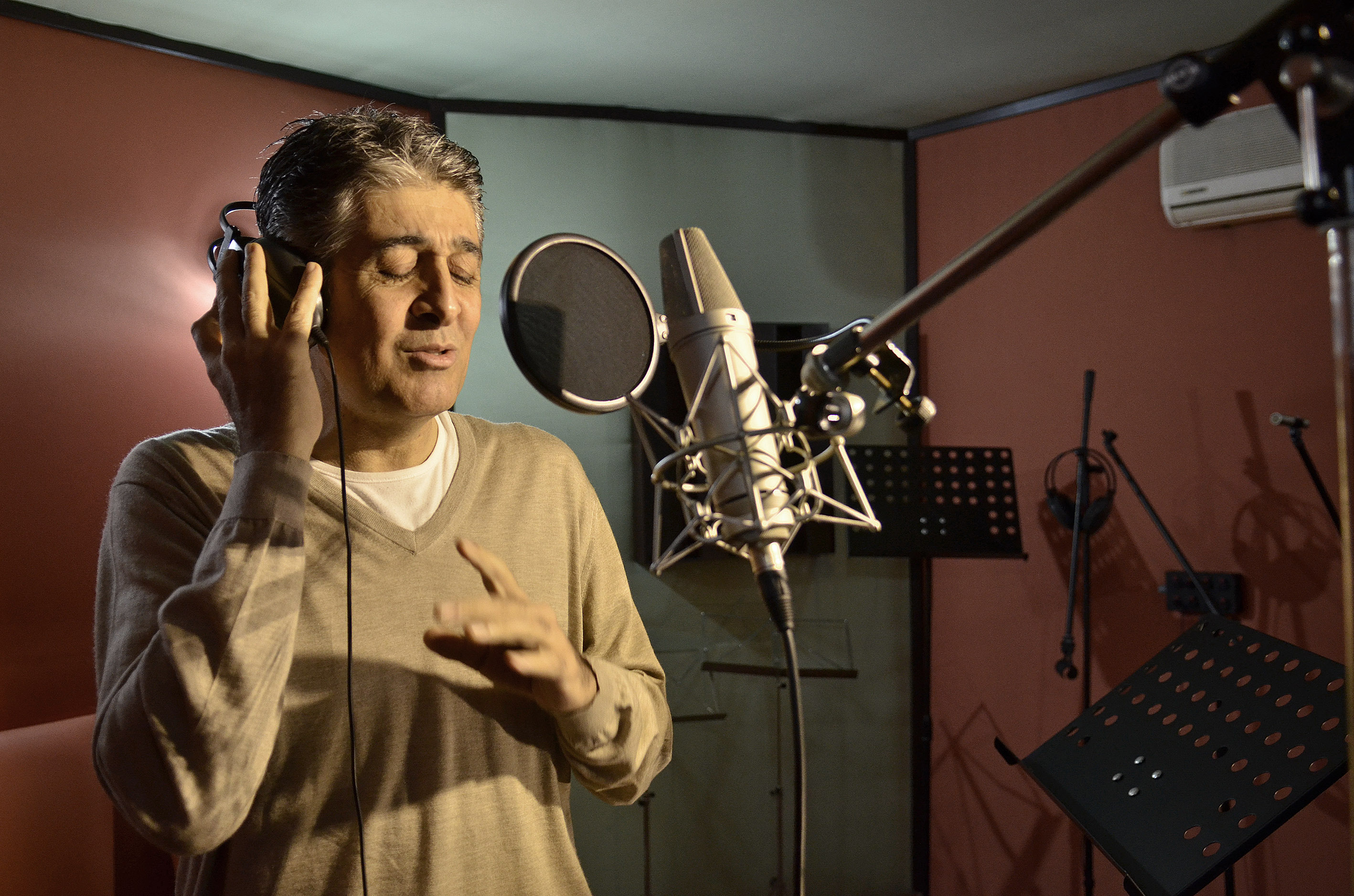 AA-20230731-31807366-31807364-ANADOLU_ROCK_MUZIGININ_SEVGI_ADAMI_MURAT_GOGEBAKAN