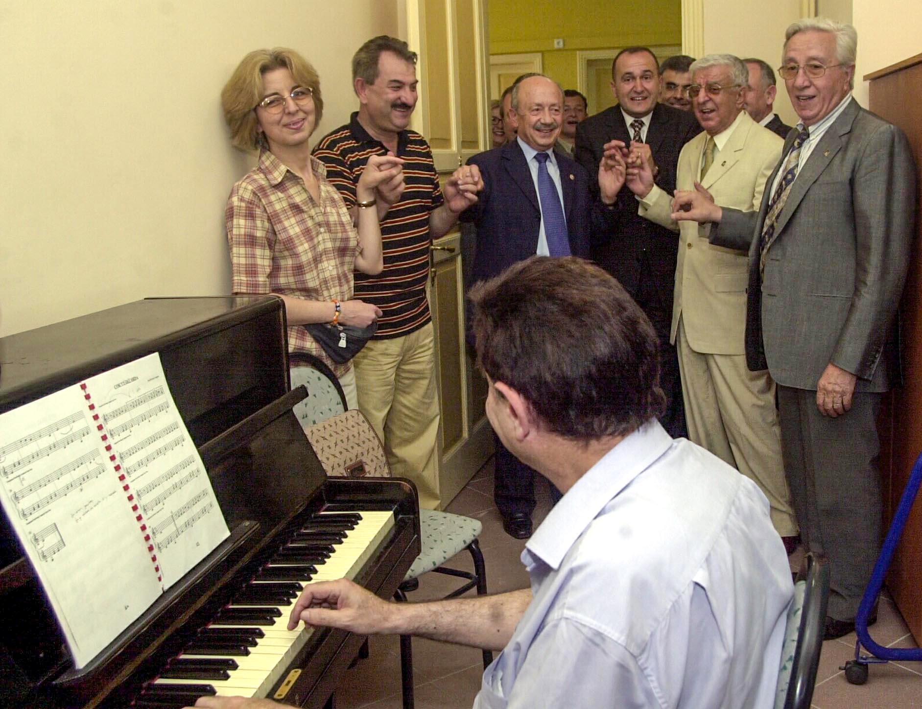 AA-20230804-31845724-31845718-TIYATRO_SINEMA_VE_DIZI_OYUNCUSU_USTUN_ASUTAY_VEFATININ_3_YILINDA_ANILIYOR