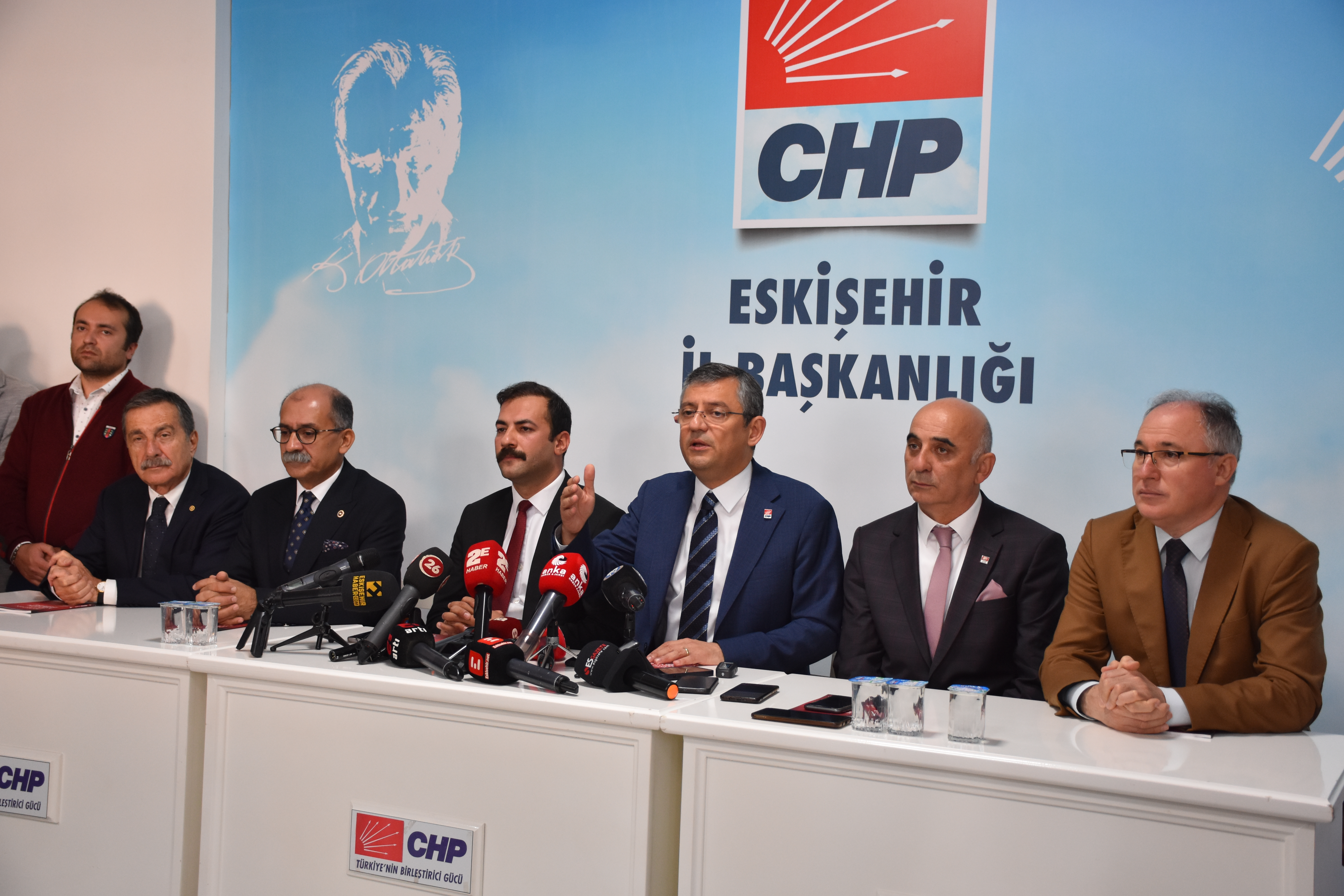 AA-20231016-32421135-32421134-CHP_GENEL_BASKAN_ADAYI_OZGUR_OZEL_ESKISEHIRDE_KONUSTU