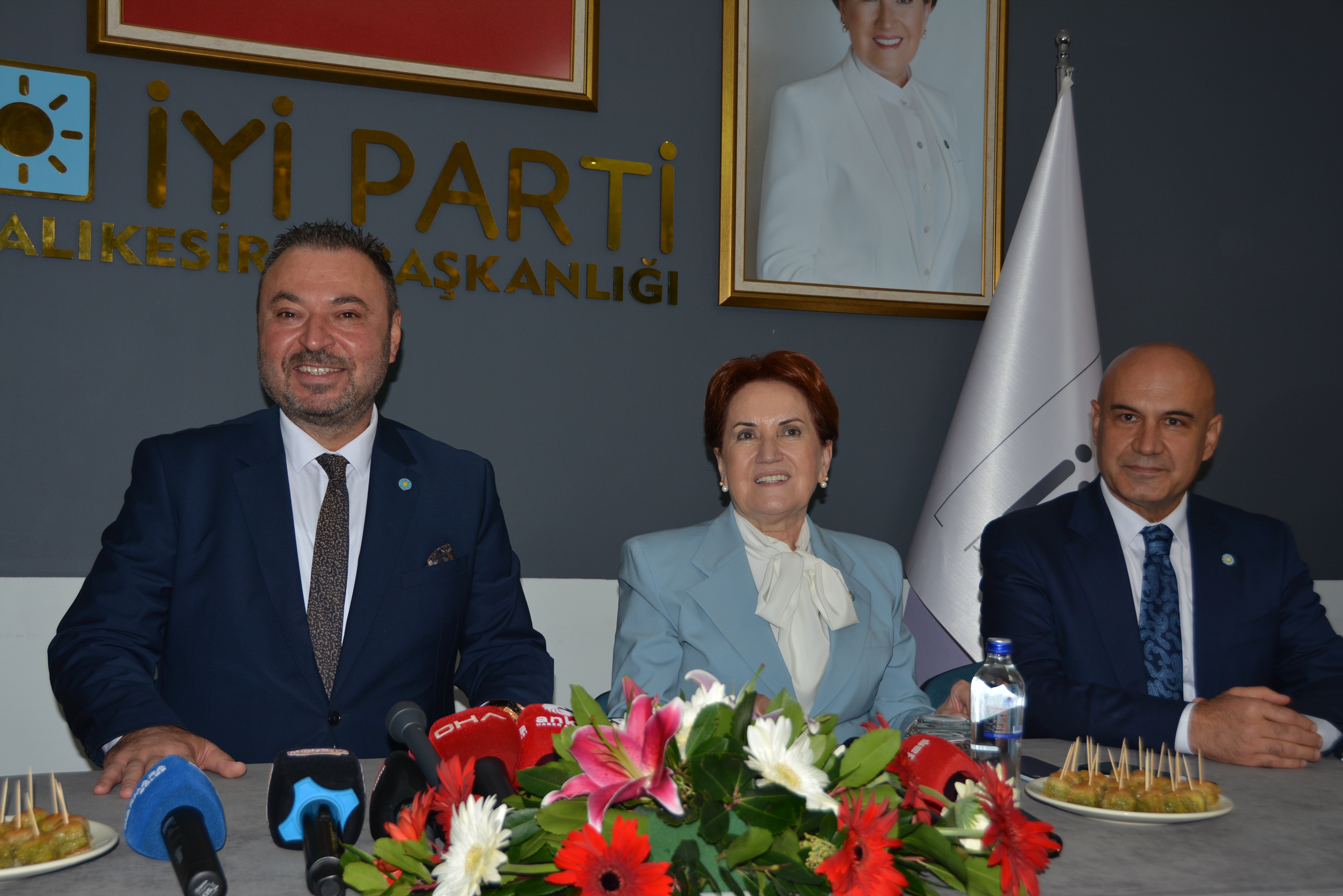 AA-20231026-32525935-32525931-IYI_PARTI_GENEL_BASKANI_AKSENER_PARTISININ_BALIKESIR_IL_BASKANLIGINI_ZIYARETINDE_KONUSTU