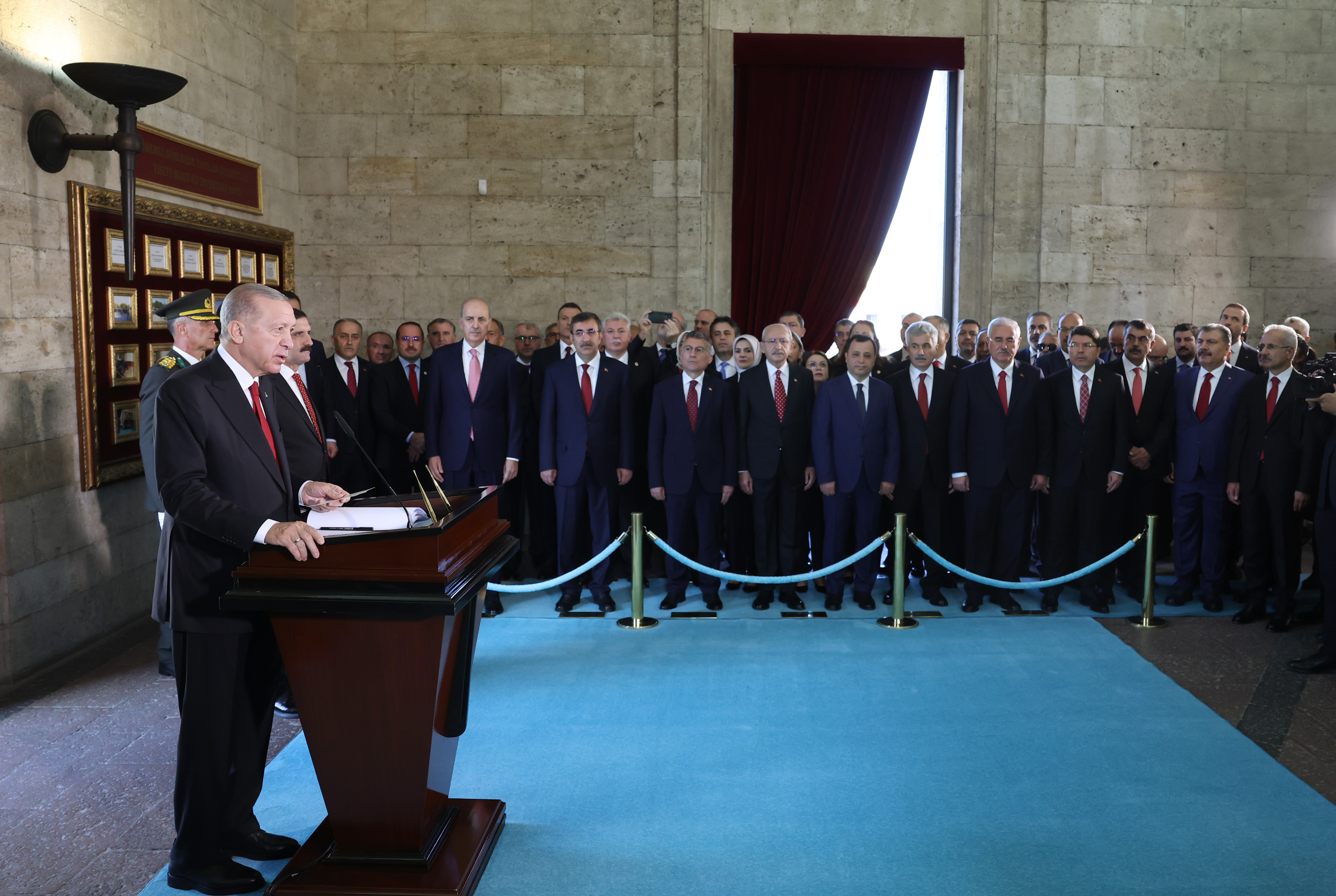 AA-20231029-32558105-32558097-CUMHURBASKANI_ERDOGAN_BASKANLIGINDAKI_DEVLET_ERKANI_ANITKABIRI_ZIYARET_ETTI