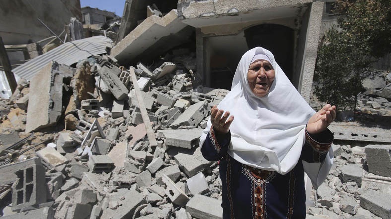 Evi yıkılan Filistinli kadın [Reuters] main